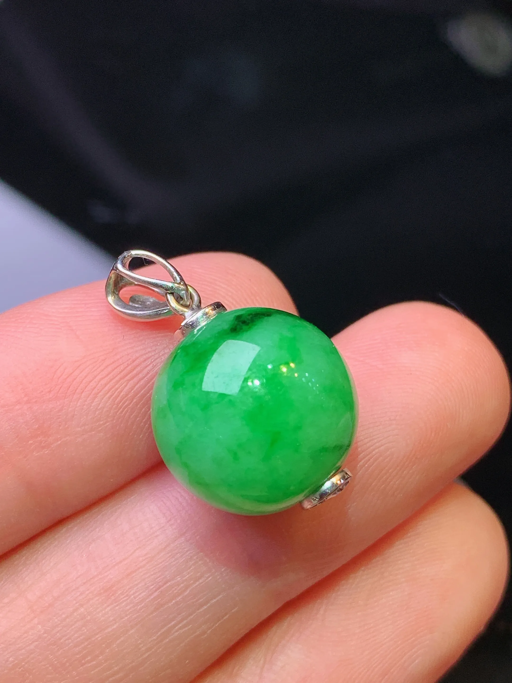 18k金镶嵌满绿圆珠吊坠 玉质细腻 色泽清新艳丽 整体尺寸22.5*13.5