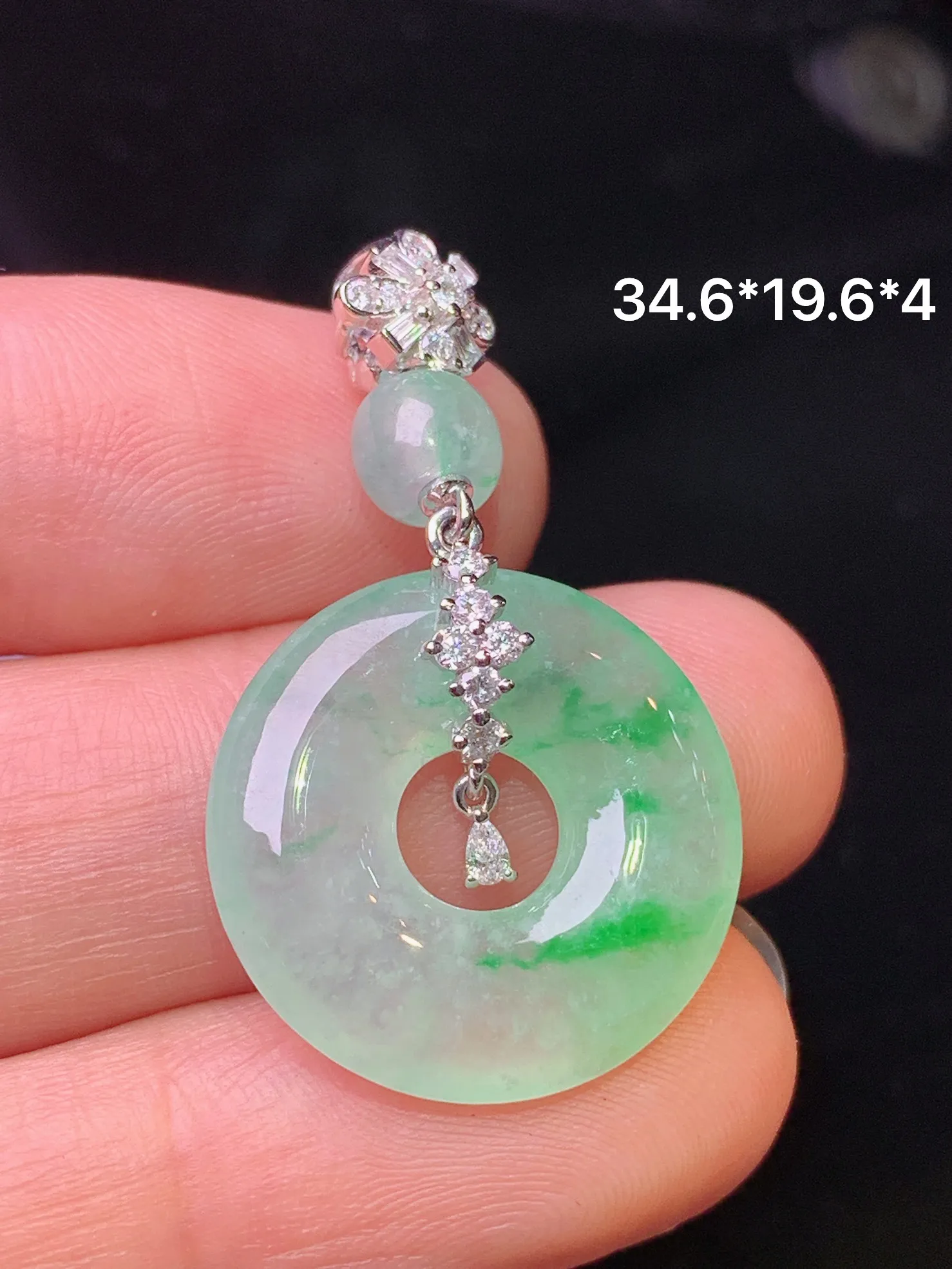 18k金钻镶嵌飘绿平安环吊坠 玉质细腻 色泽清新艳丽 整体尺寸34.6*19.6*4