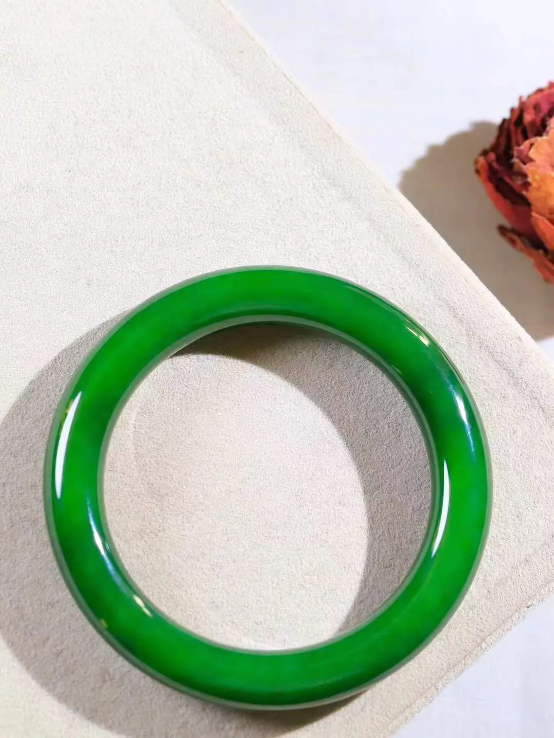 【温润如心.镯】

典藏级️和田玉碧玉手镯，精选上等碧玉料，色泽清透，质地细腻。佩戴它，感受千年玉文化的温润与优雅，愿它为您带来平安与幸福。重77克  尺寸60.5-12.3-11.4mm  101201811A