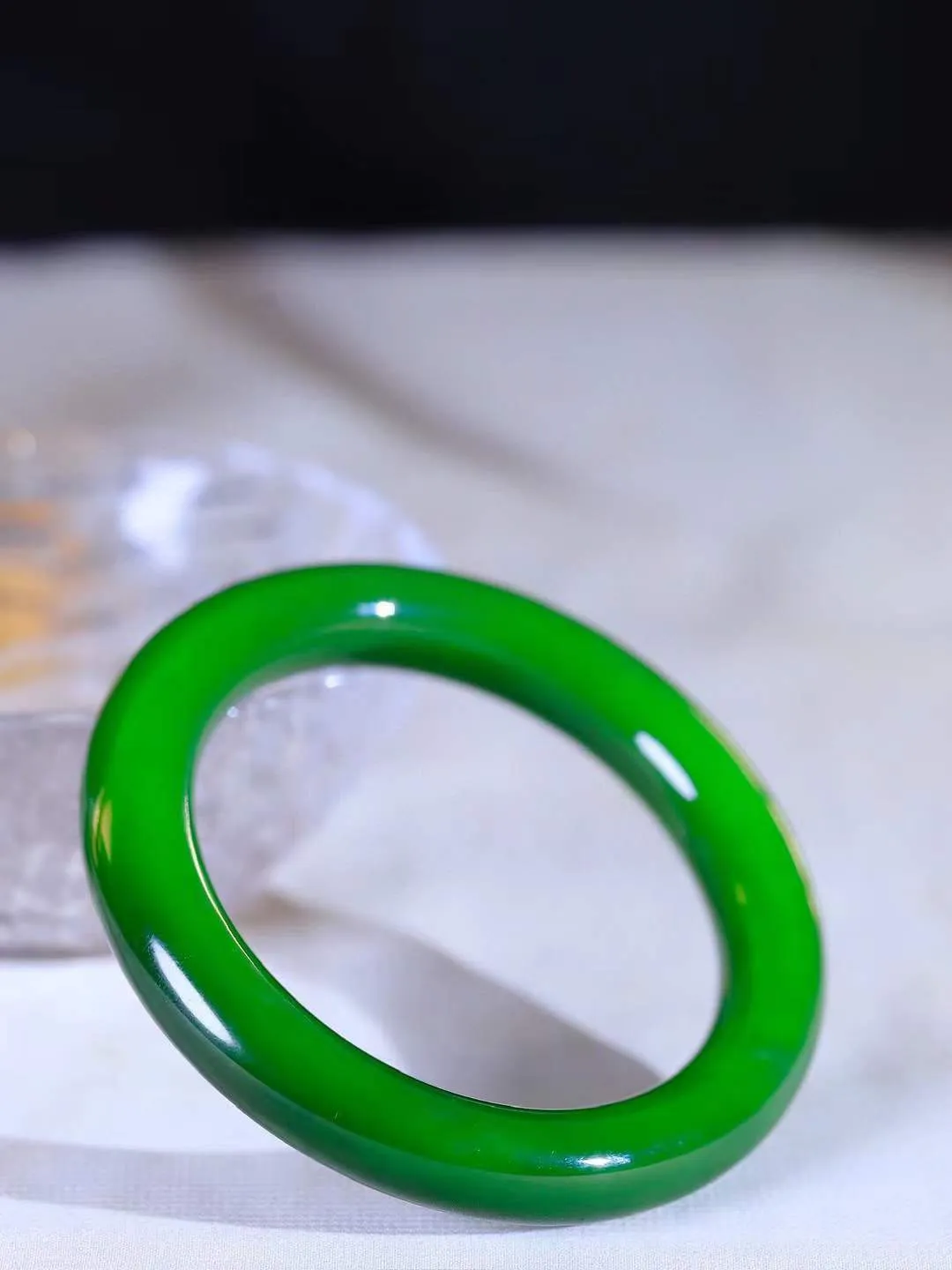 【温润如心.镯】

收藏级臻品️和田玉碧玉圆条手镯，精选上等碧玉料，色泽清透，质地细腻。佩戴它，感受千年玉文化的温润与优雅，愿它为您带来平安与幸福。重61.8克  尺寸56-11-11mm  101201811A