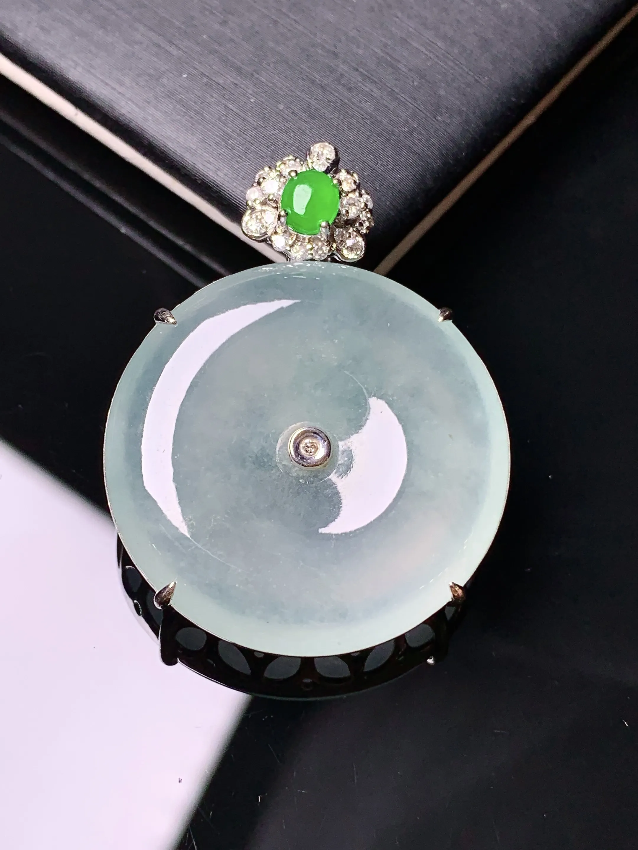 18k金钻镶嵌冰种平安扣吊坠 玉质细腻 色泽清新艳丽 整体尺寸34.5*26.2*6.8