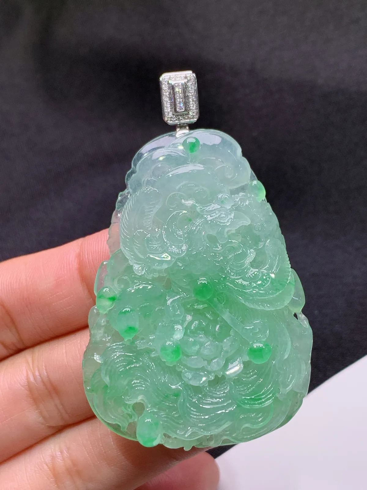 冰飘绿凤凰吊坠，雕工精湛，18k金扣头，冰润细腻，种水足 Hx 尺寸52.2*38.1*9