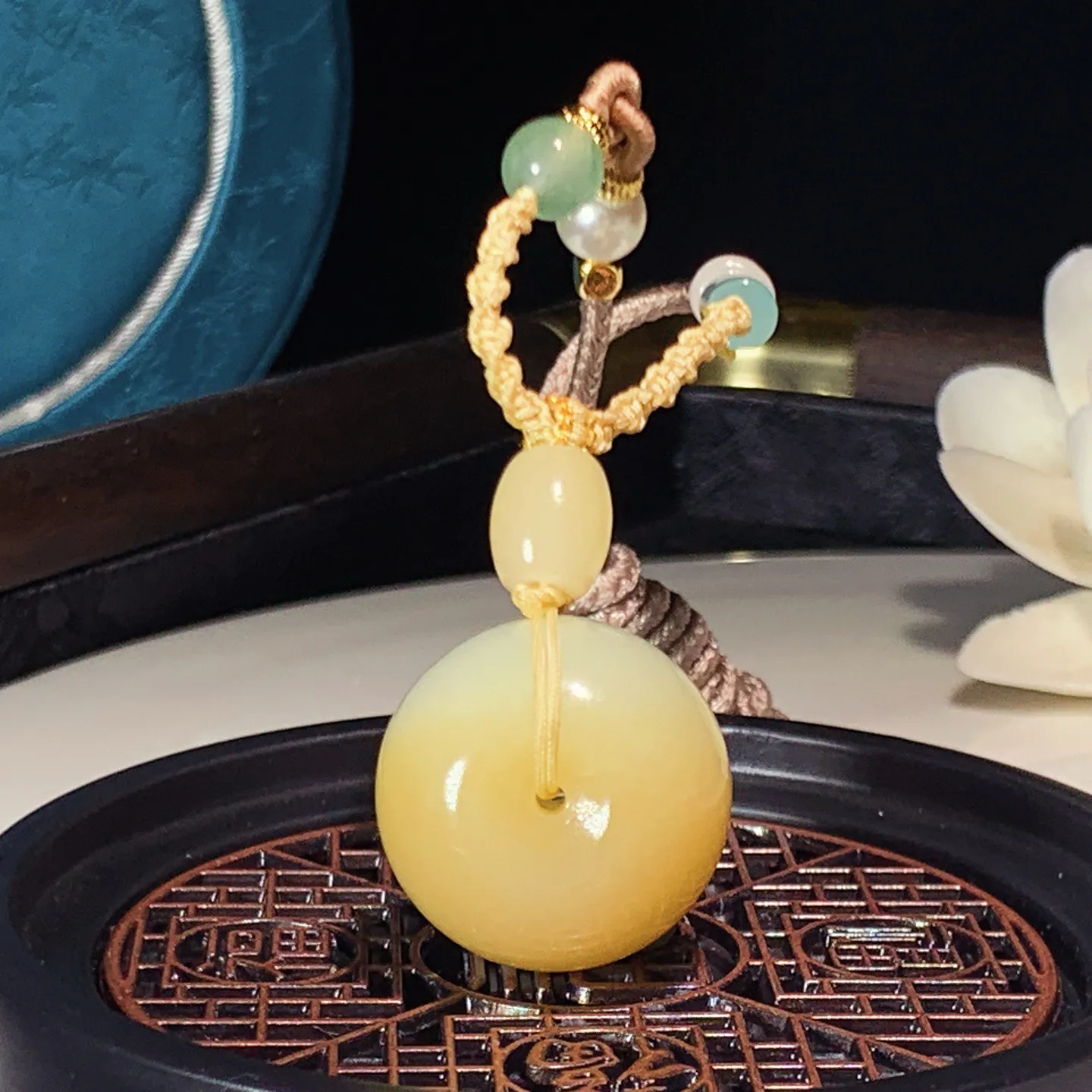 新疆和田玉蜜糖且末糖平安扣挂件。尺寸22/18重18.5克。玉质细腻油润。手推出油。品相大气。lt2