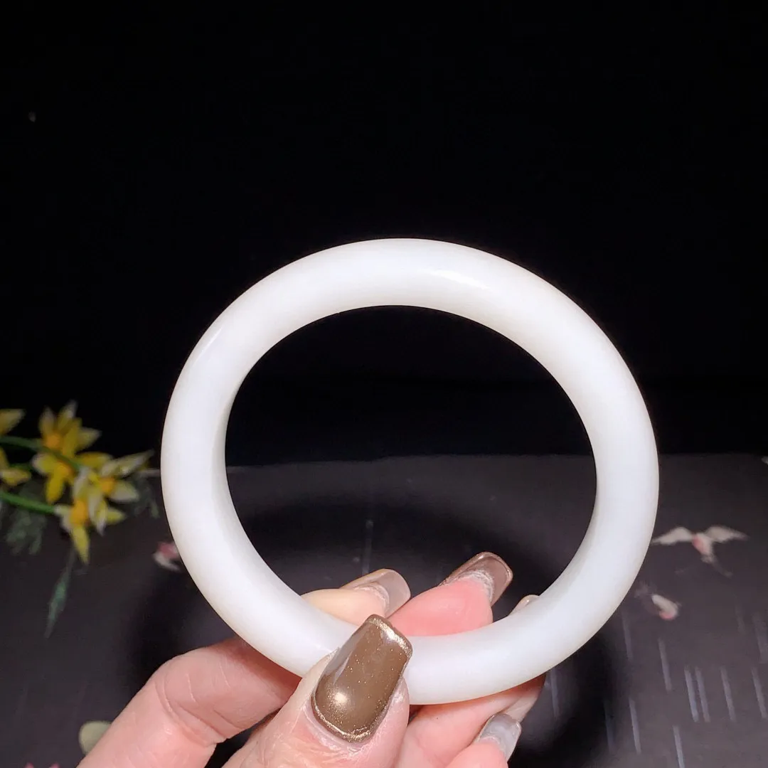 和田玉58圈口羊脂白手镯！玉质细腻油润 底色纯净 无裂无杂 脂粉好，品质好