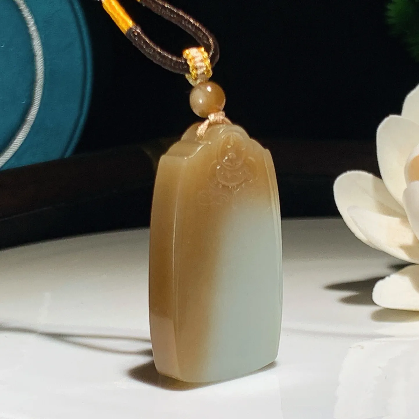 新疆和田玉且末糖平安无事牌挂件。尺寸41/24/9重22.3克。玉质细腻油润。手推出油。品相大气。l