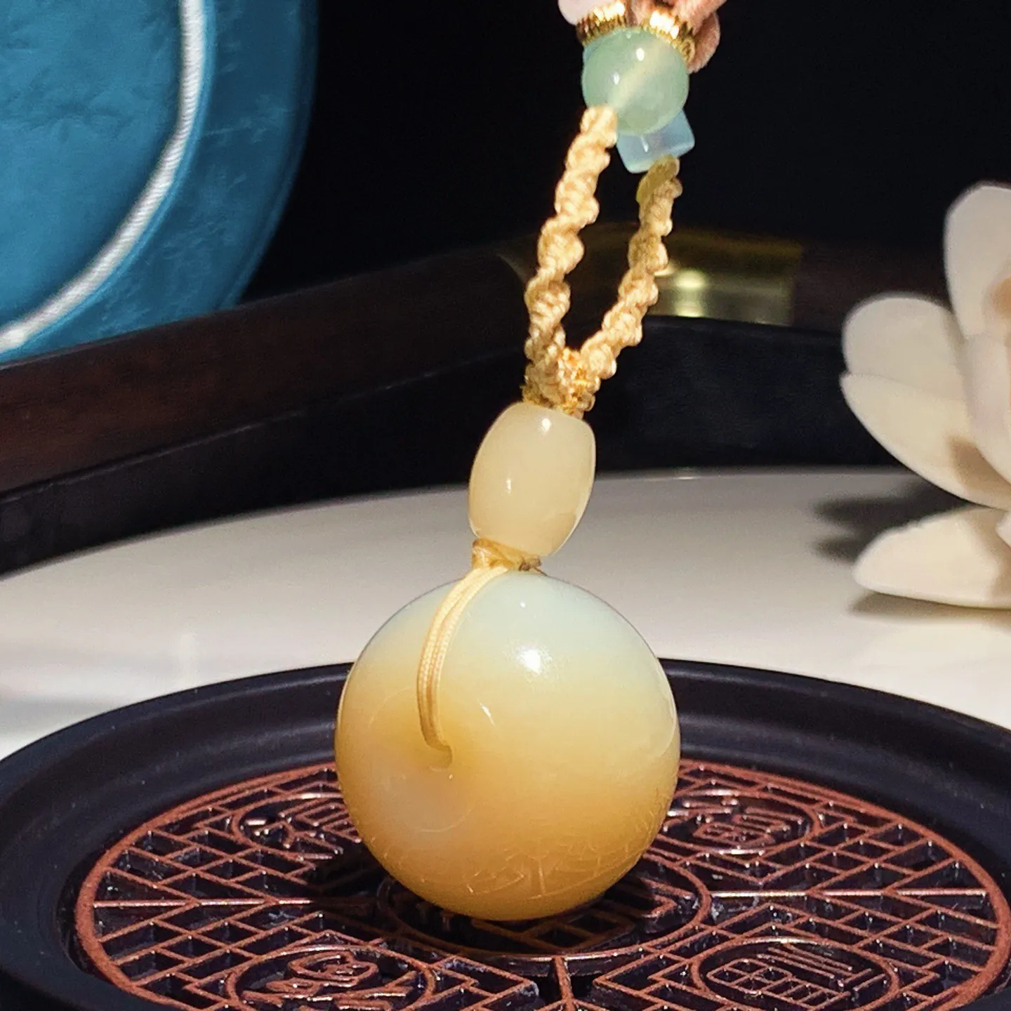 新疆和田玉蜜糖且末糖平安扣挂件。尺寸22/18重18.5克。玉质细腻油润。手推出油。品相大气。lt2