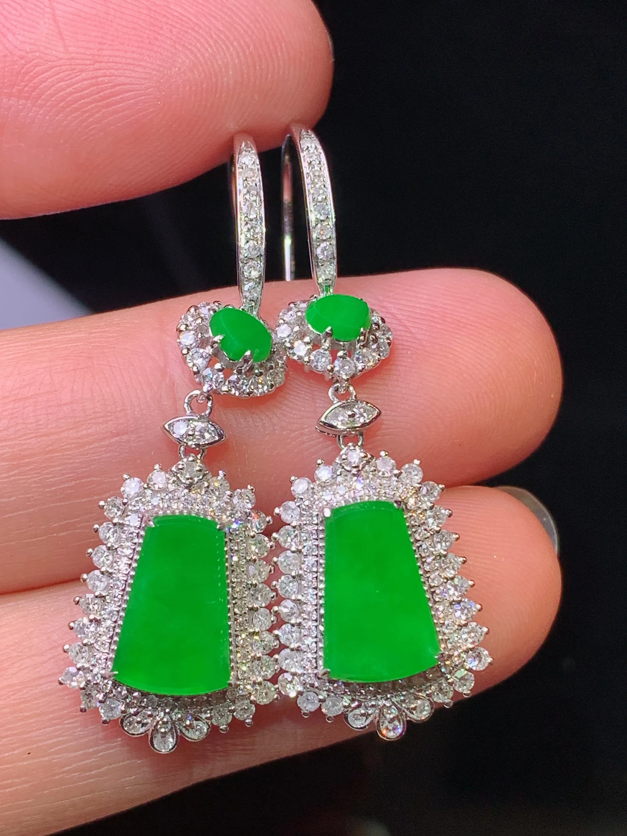 18k金钻镶嵌满绿无事牌耳坠 玉质细腻  色泽清新艳丽 整体尺寸39*12.3*6