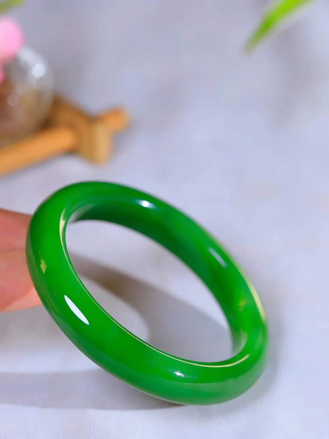 【温润如心.镯】

典藏级️和田玉碧玉手镯，精选上等碧玉料，色泽清透，质地细腻。佩戴它，感受千年玉文化的温润与优雅，愿它为您带来平安与幸福。重50克  尺寸54-11.8-8.7mm  101201811A