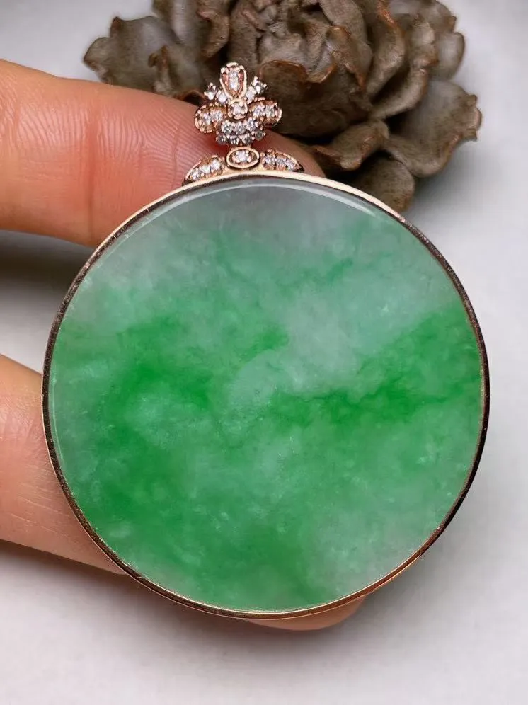 冰糯种辣色平安扣吊坠、真金真钻镶嵌，种水好，玉质细腻 .裸石尺寸 40.5