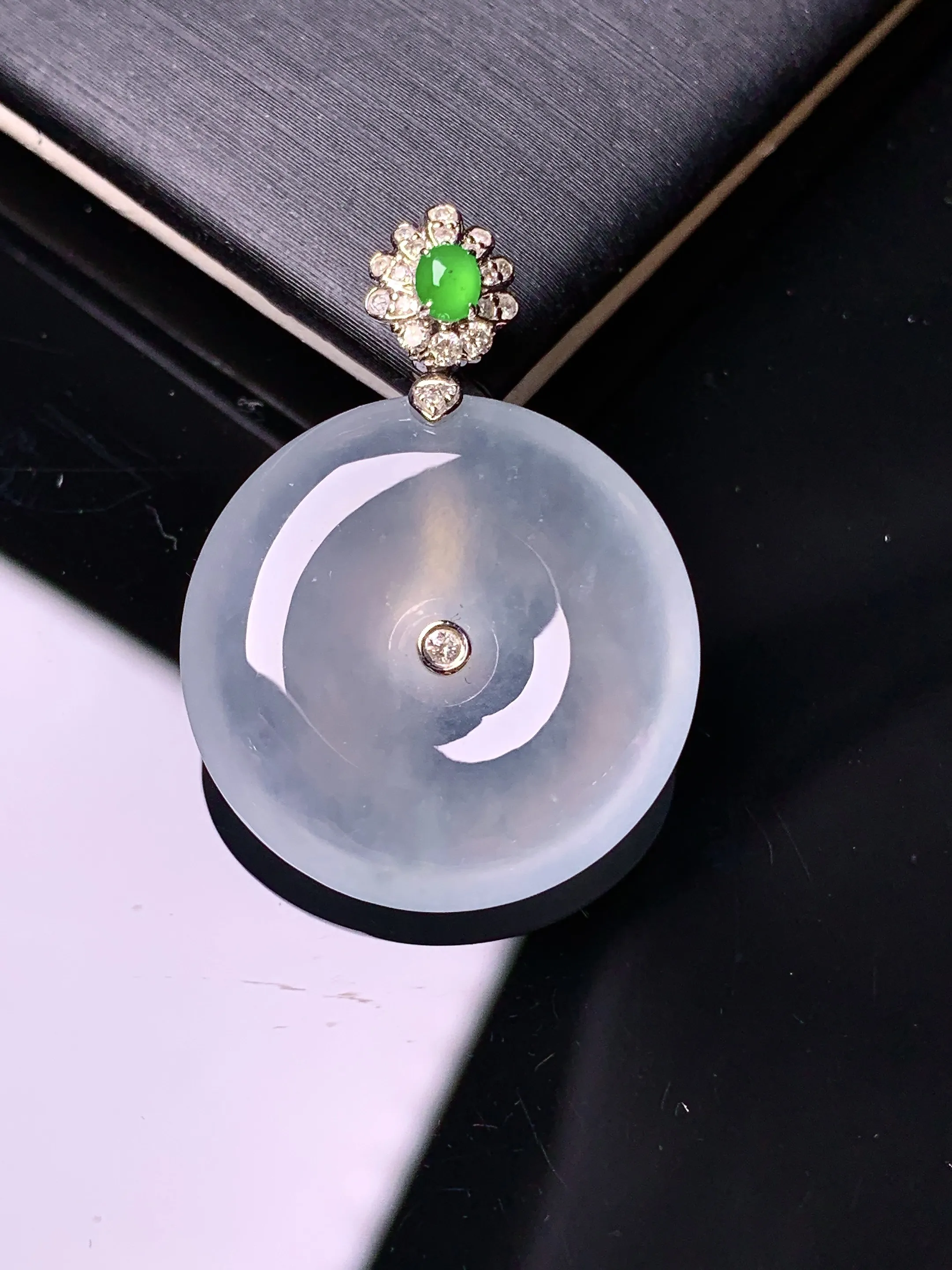 18k金钻镶嵌冰种平安扣吊坠 玉质细腻 色泽清新艳丽 整体尺寸29.5*21.6*6.5