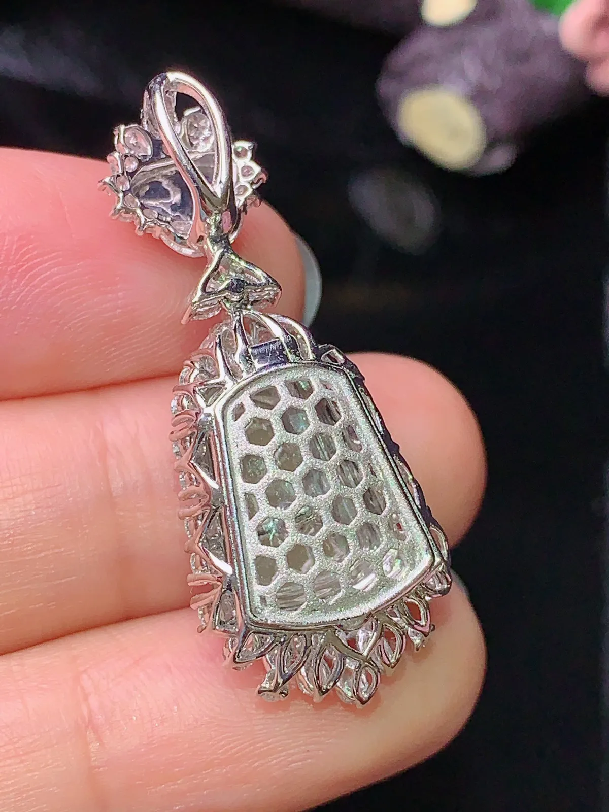 18k金钻镶嵌满绿无事牌吊坠 玉质细腻 色泽艳丽 水润亮眼  整体尺寸36.2*14.3*9