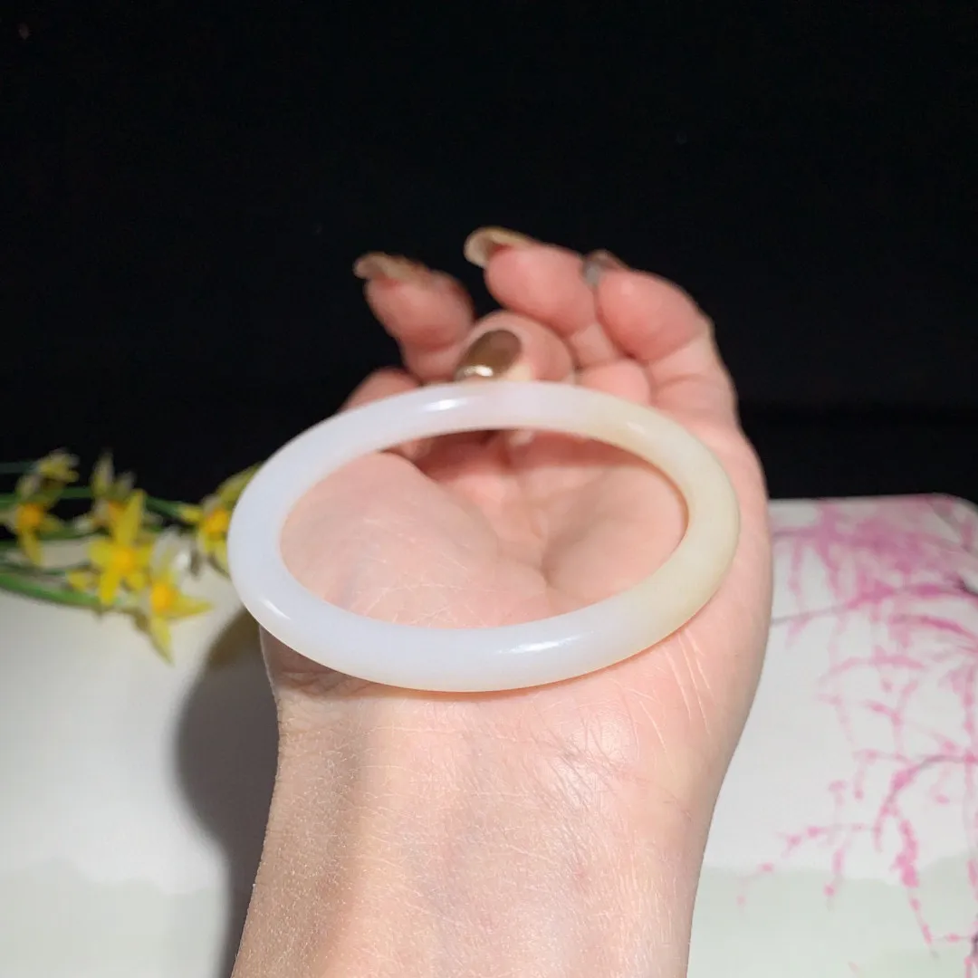 和田玉55圈口藕粉色手镯！圈口55宽7.3玉质细腻油润 底色纯净 无裂无杂 脂粉好，品质高