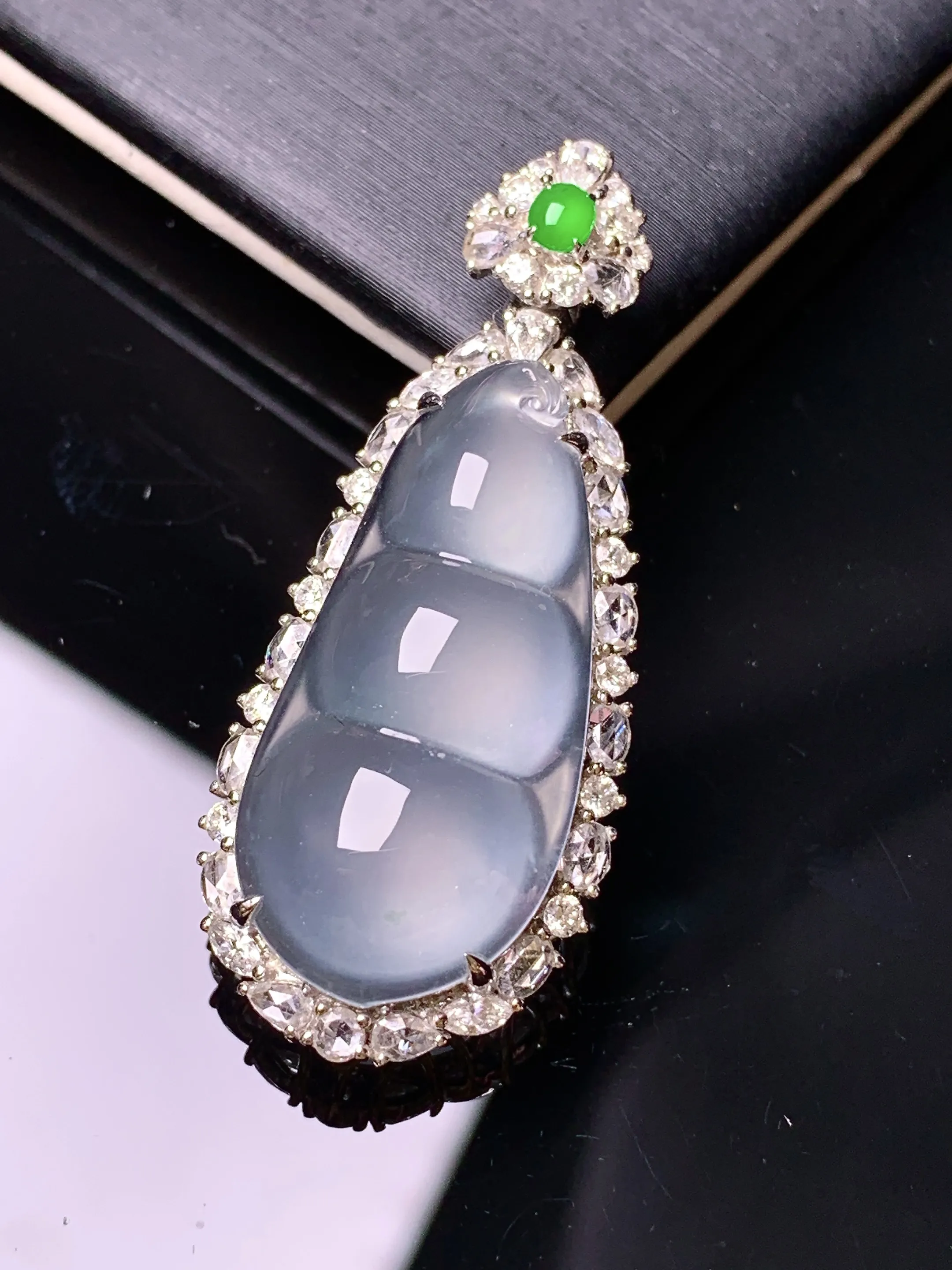 18k金钻镶嵌冰种四季豆吊坠 玉质细腻 色泽清新艳丽 整体尺寸39.5*16.5*9.3