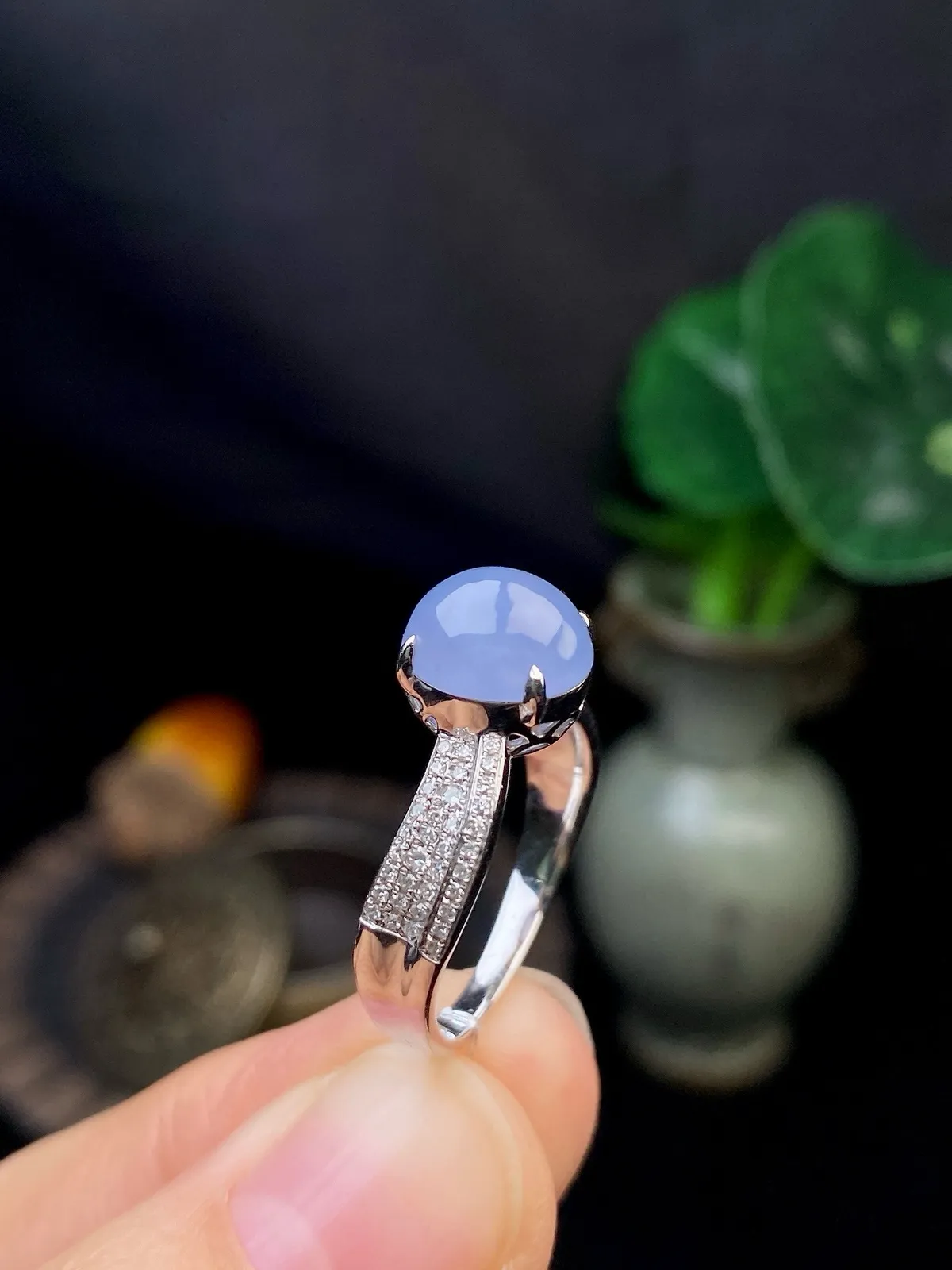 【冰种紫蛋面戒指】质地细腻，饱满度很好，晶莹剔透，18k金钻镶嵌，裸石尺寸8.8*8*4.9毫米