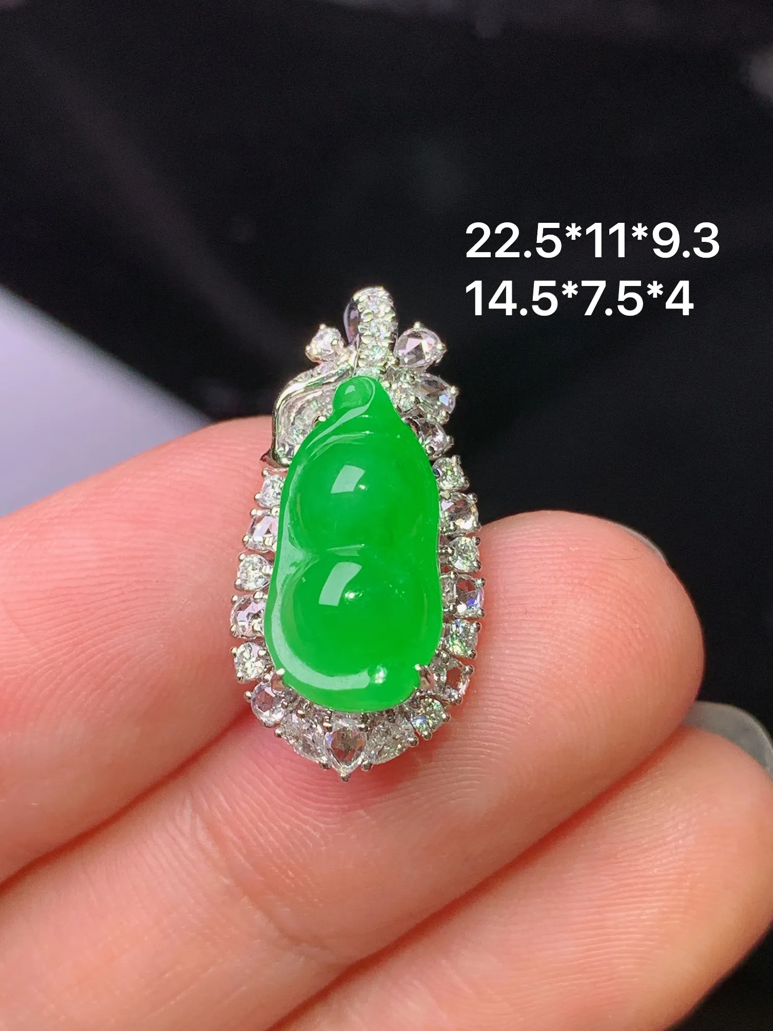 18k金钻镶嵌满绿四季豆吊坠 玉质细腻 色泽清新艳丽 整体尺寸22.5*11*9.3