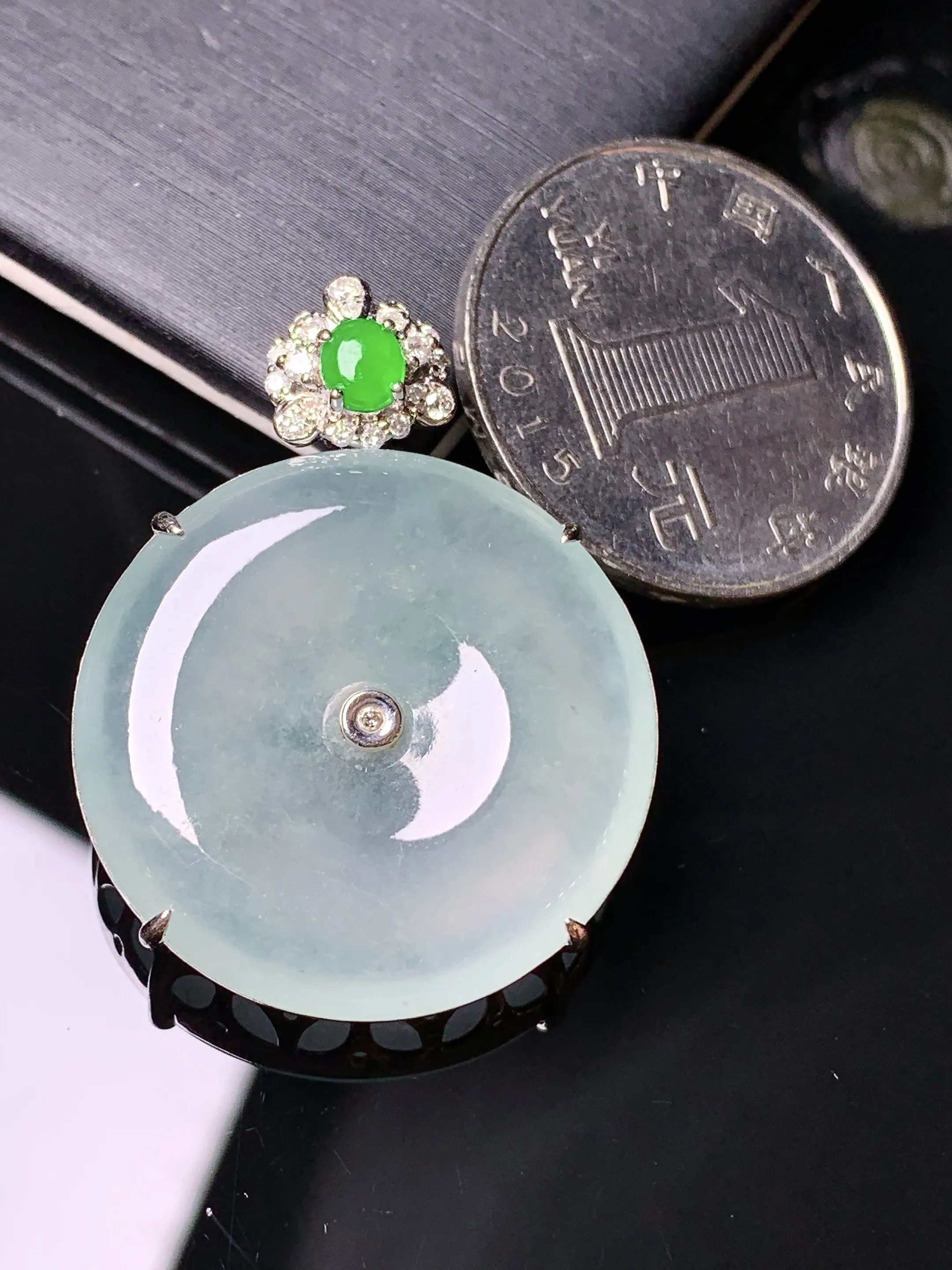 18k金钻镶嵌冰种平安扣吊坠 玉质细腻 色泽清新艳丽 整体尺寸34.5*26.2*6.8