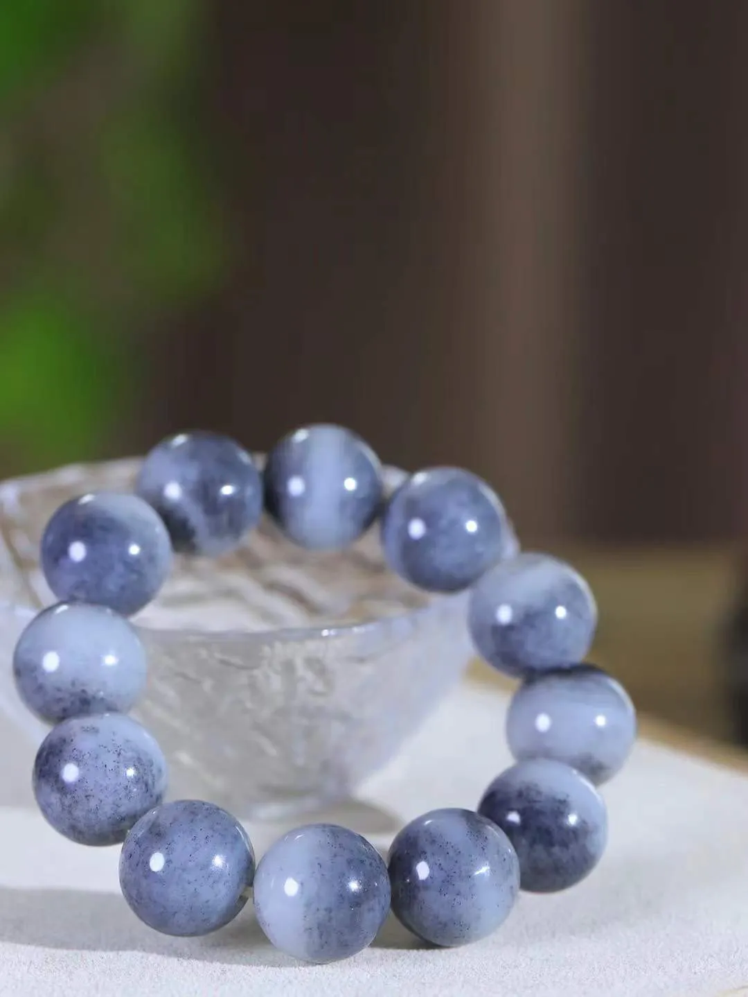 【珠圆玉润.手串】

精品和田玉青花珠圆玉润手串 玉质温润细腻  整串打磨圆润，佩戴舒适。珠珠落玉盘，间关莺语花底滑，一生美好时光，无论身在何处，都有它相伴相守。事事顺遂，幸福美满，吉祥如意。重107.8克 尺寸取一18mm FDL-161201813