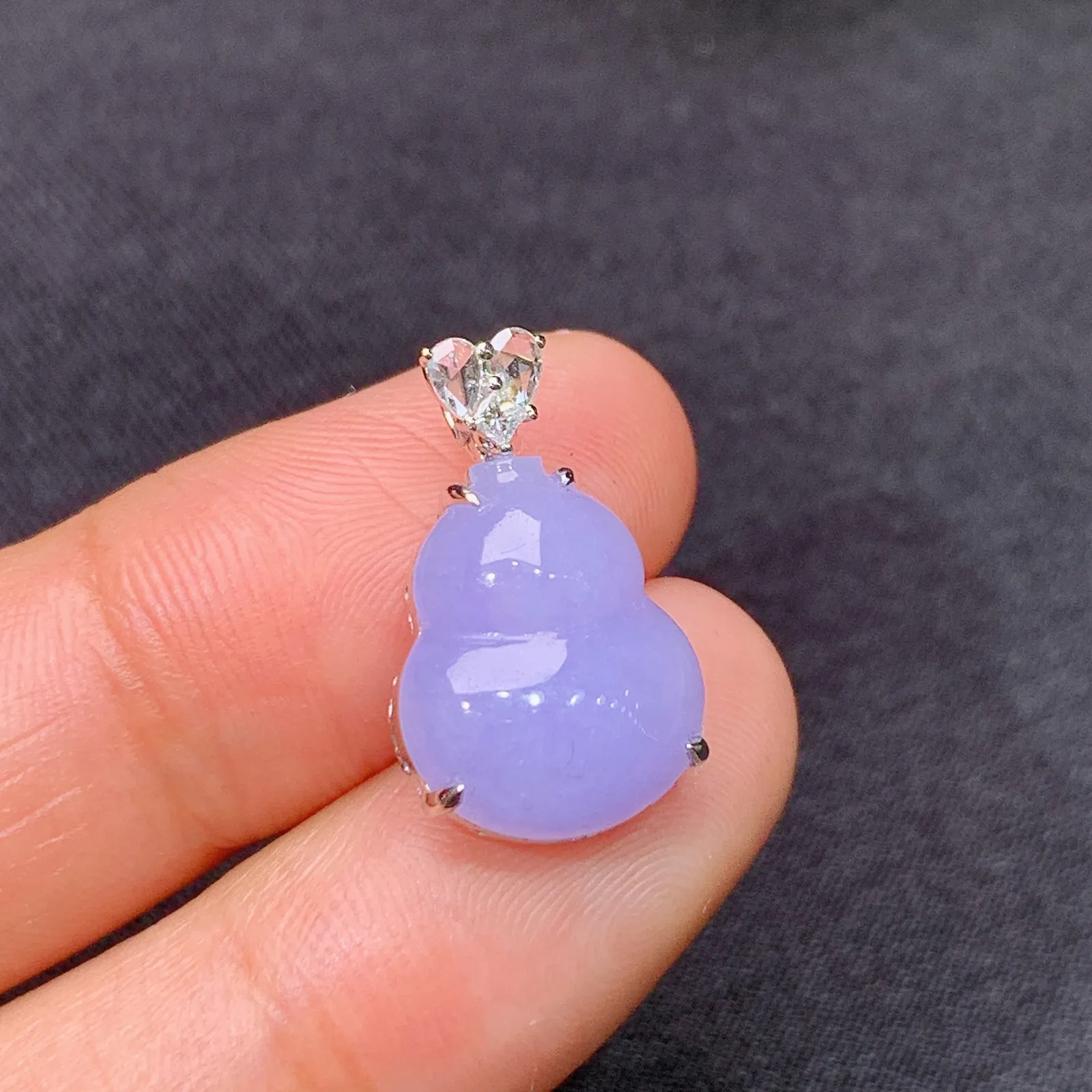 紫罗兰葫芦吊坠，18k金镶嵌，色泽鲜艳，温润细腻 尺寸18.1*10.9*5.8