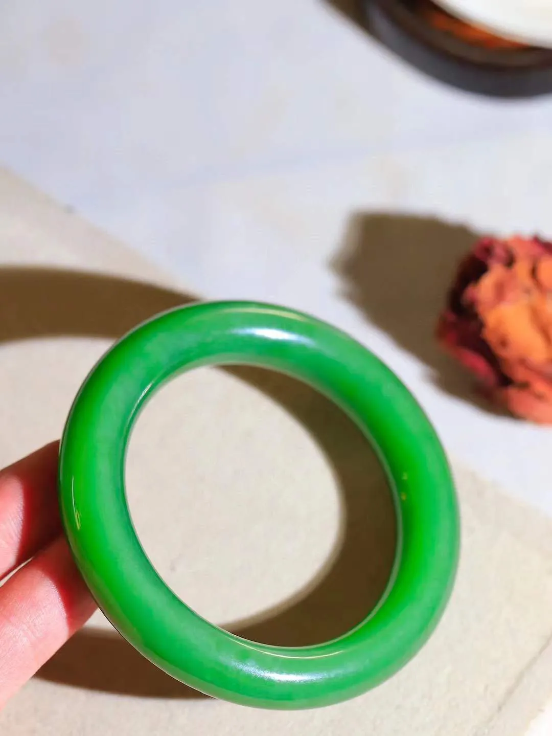 【碧色荡漾·手镯】

收藏级臻品和田玉碧玉猫眼圆条手镯，玉质细腻温润，手感舒适，️线条流畅，简约大气，美自天成，佩戴于腕间，婉约之美，举手投足间透出那份低调奢华，醉人心扉。重81.8克  内径圈口57mm  尺寸13-12.5mm  FDA-661251833