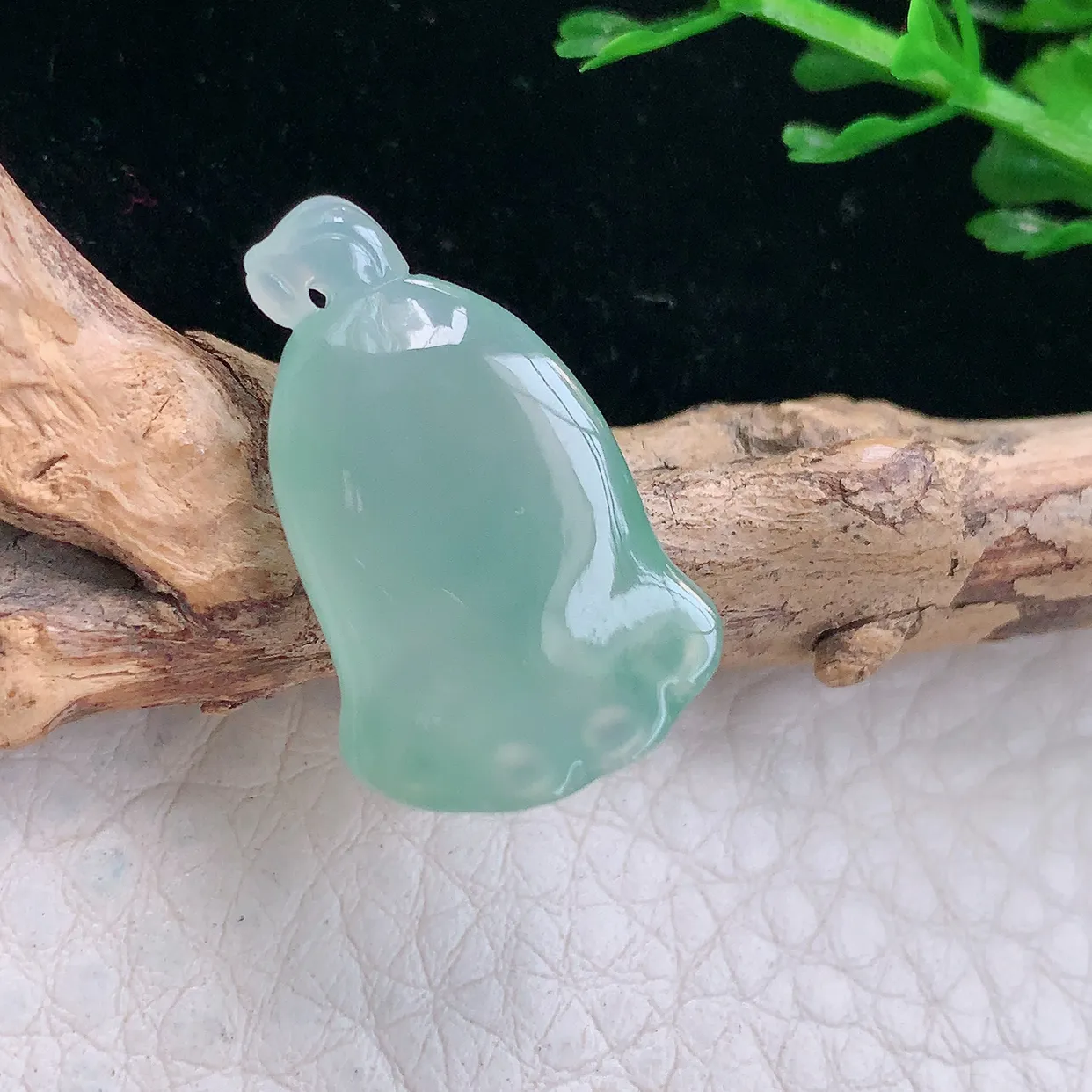 Lz实拍24*15.2*6天然缅甸翡翠冰透莲蓬吊坠 精美小玉坠