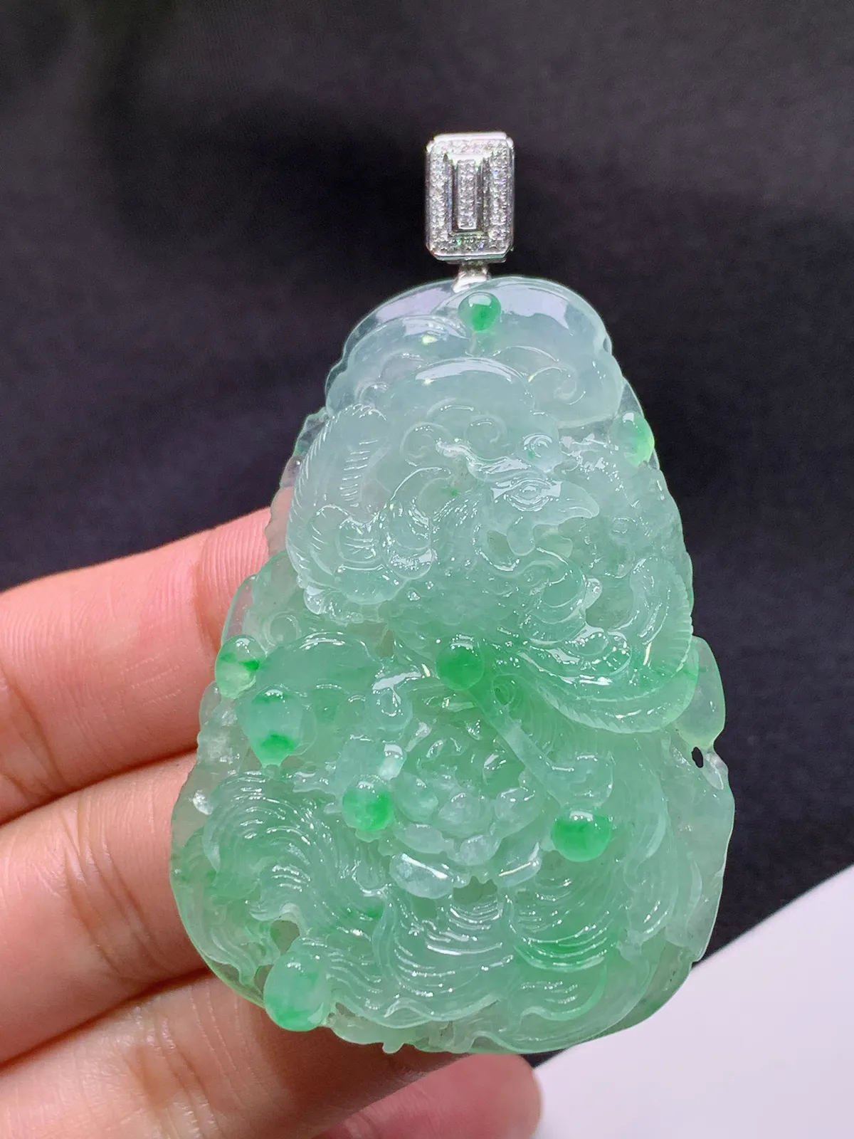 冰飘绿凤凰吊坠，雕工精湛，18k金扣头，冰润细腻，种水足 Hx 尺寸52.2*38.1*9