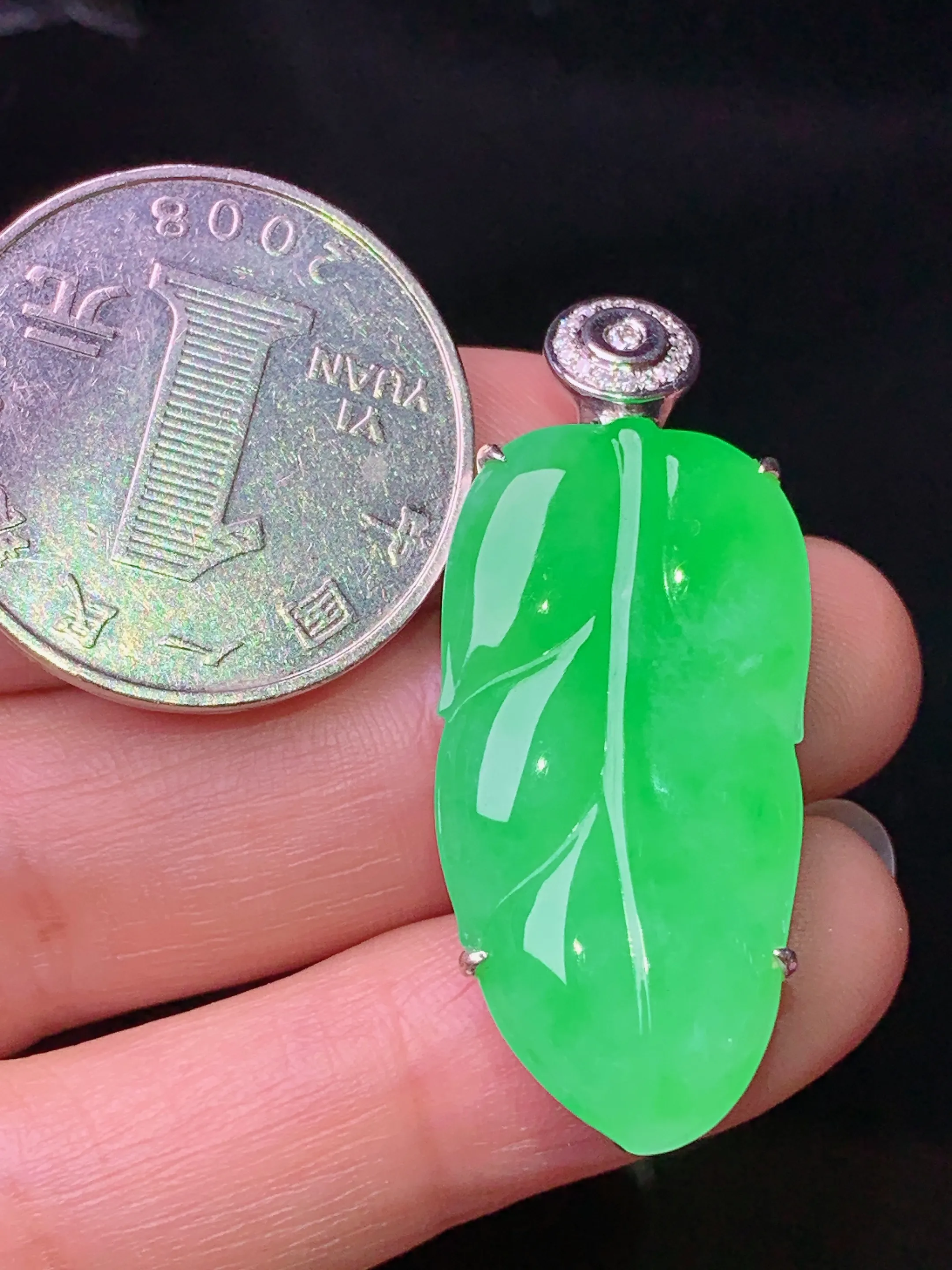 18k金钻镶嵌翠绿树叶吊坠 玉质细腻 色泽清新艳丽 整体尺寸39.6*16.2*7.3