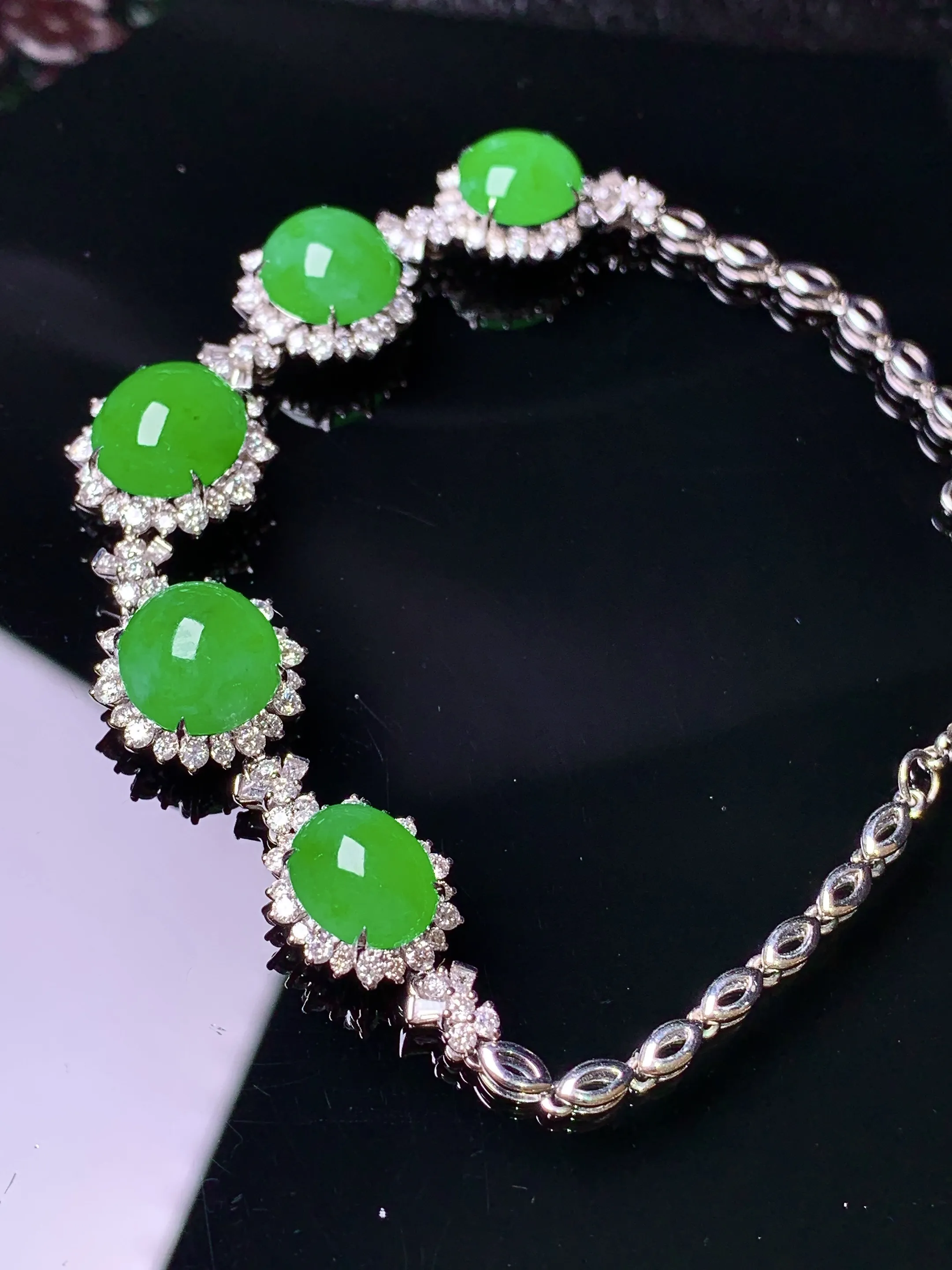 18k金钻镶嵌满绿蛋面手链 玉质细腻 色泽清新艳丽 整体尺寸86.8*12.6*8.2