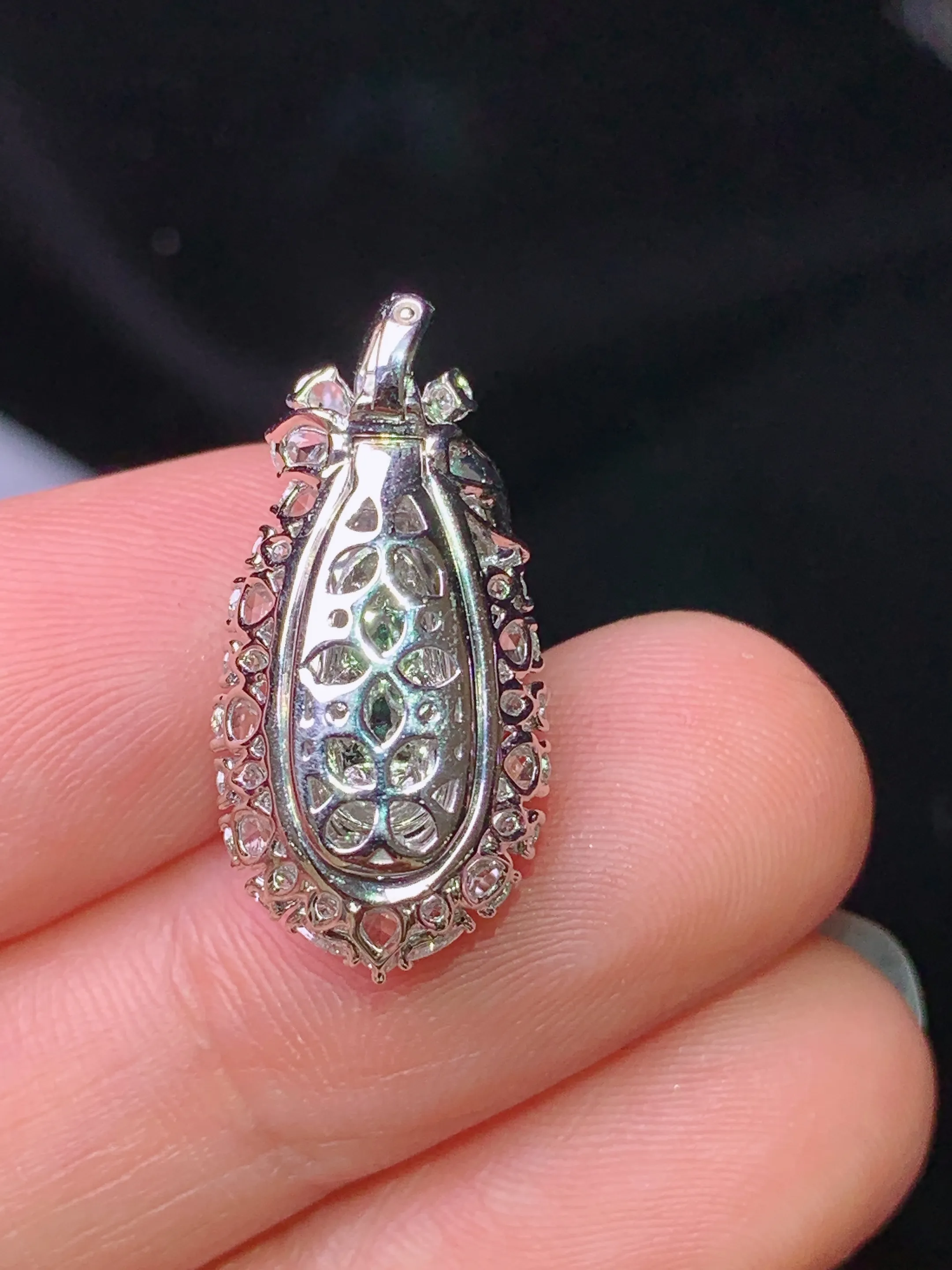 18k金钻镶嵌满绿四季豆吊坠 玉质细腻 色泽清新艳丽 整体尺寸22.5*11*9.3