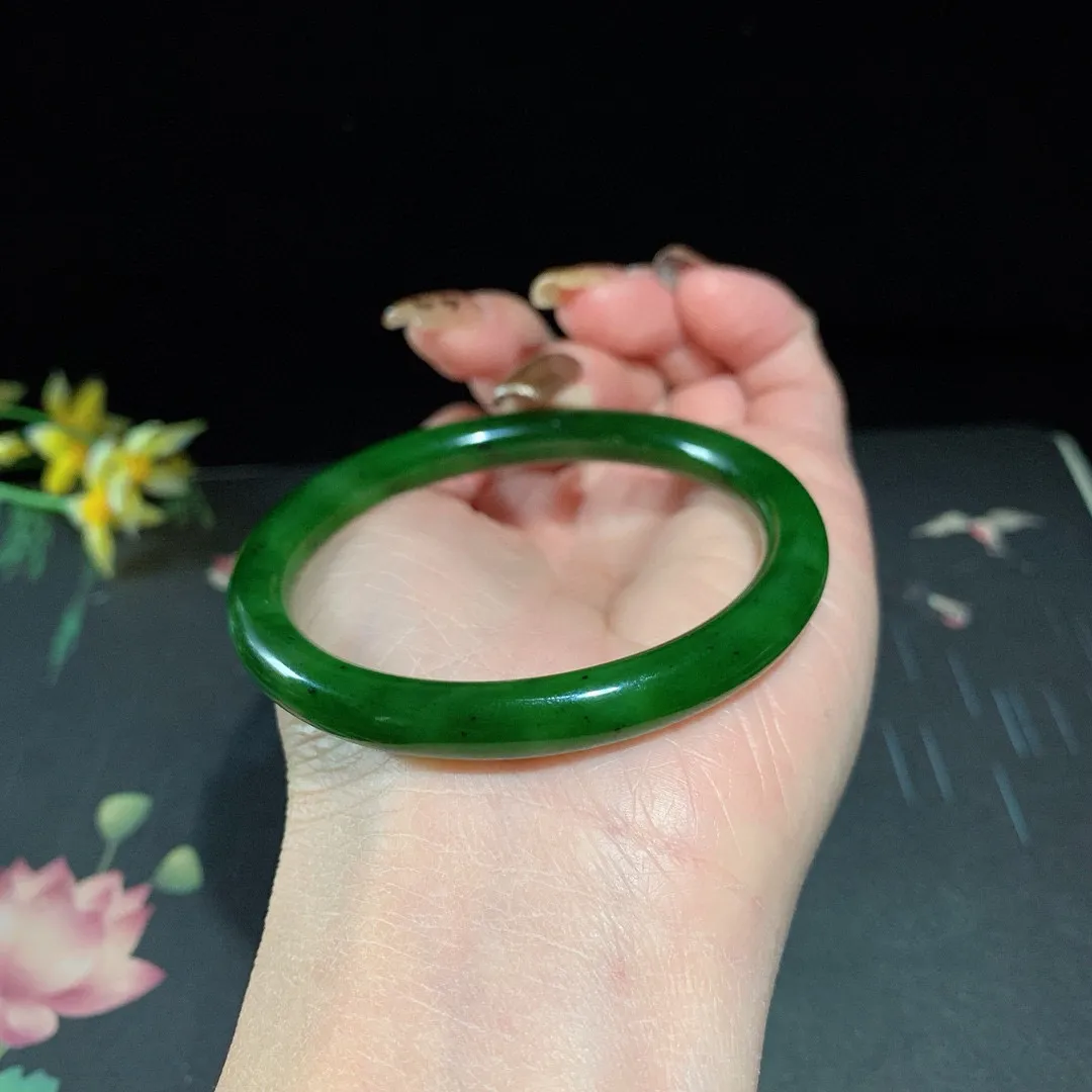 和田玉54.5圈口阳绿色圆条碧玉手镯！圈口54.5宽8玉质细腻油润 底色纯净 无纹裂 脂粉好，品质高