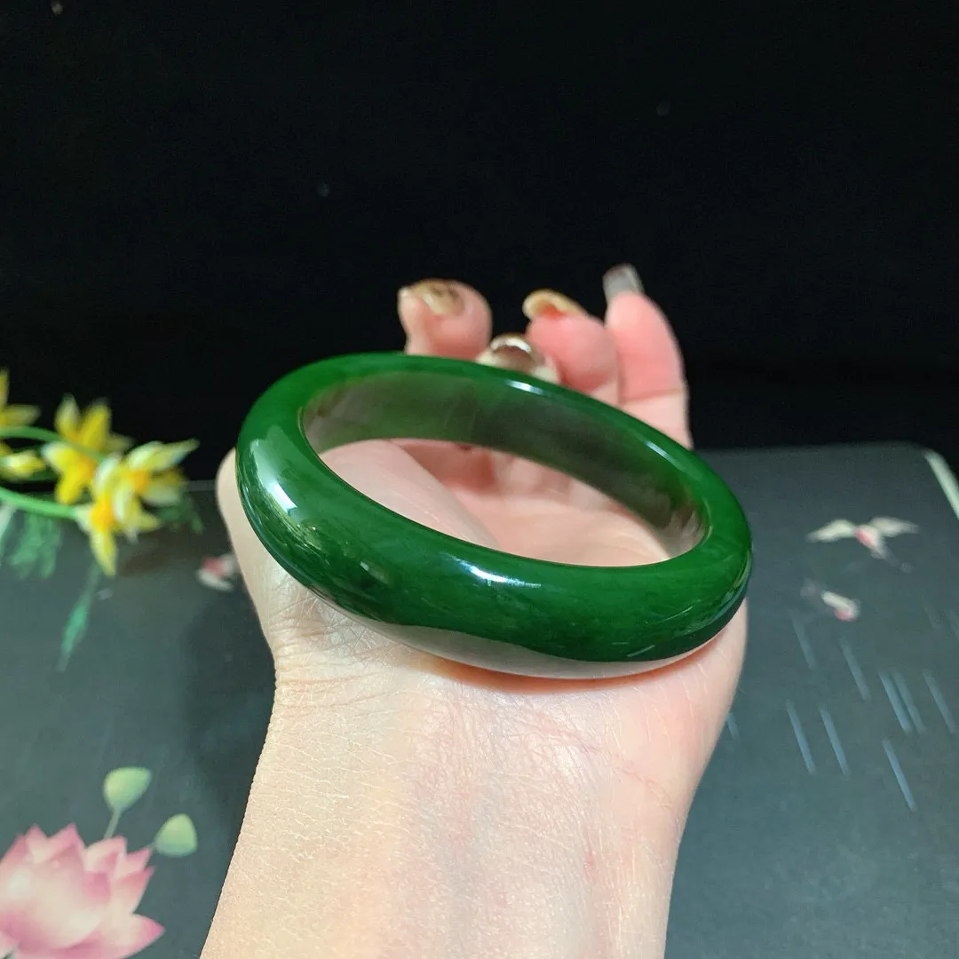 和田玉56.5圈口菠菜绿碧玉宽条手镯！玉质细腻油润 底色纯净 无裂无杂 脂粉好，品质高