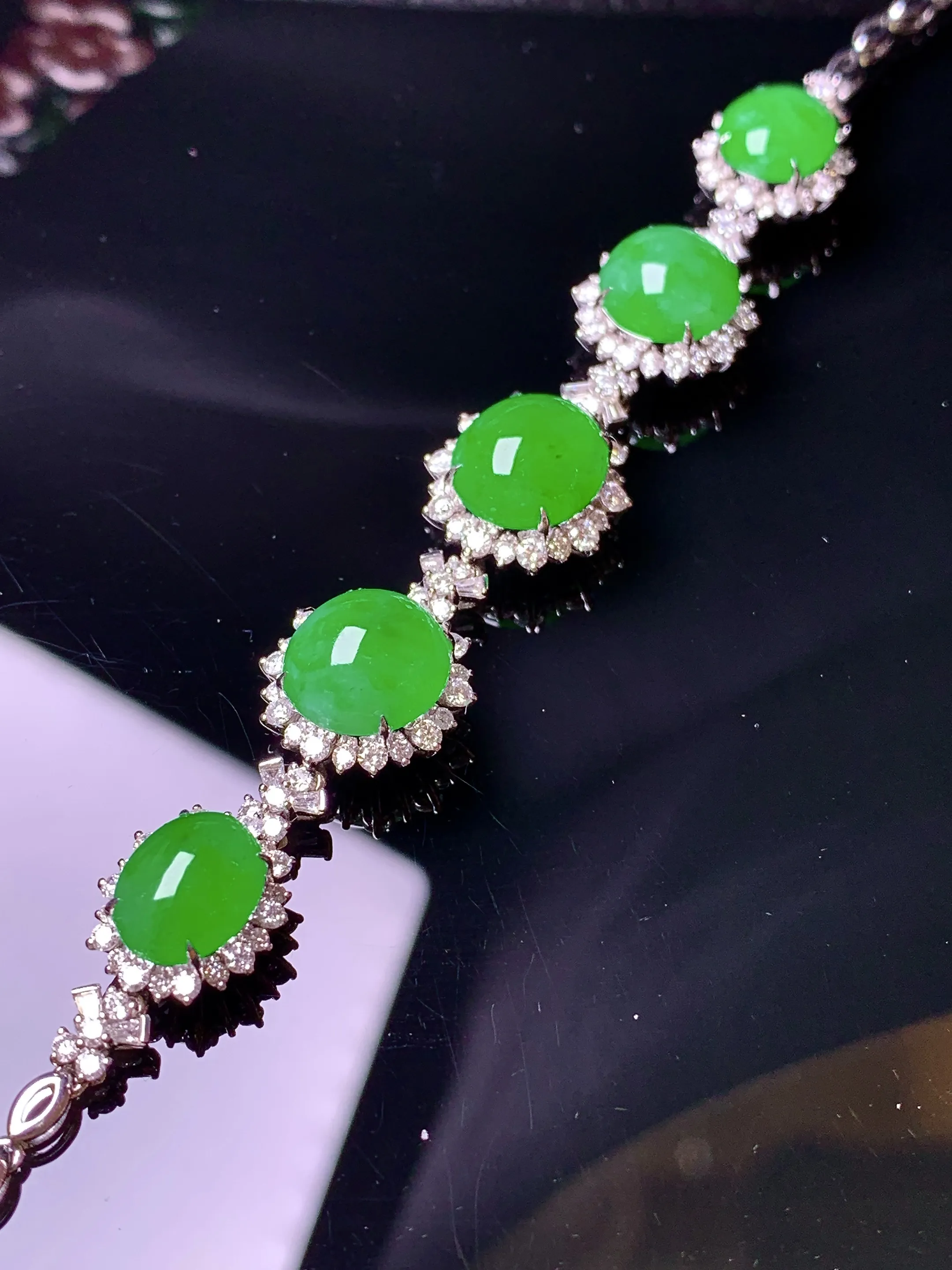 18k金钻镶嵌满绿蛋面手链 玉质细腻 色泽清新艳丽 整体尺寸86.8*12.6*8.2