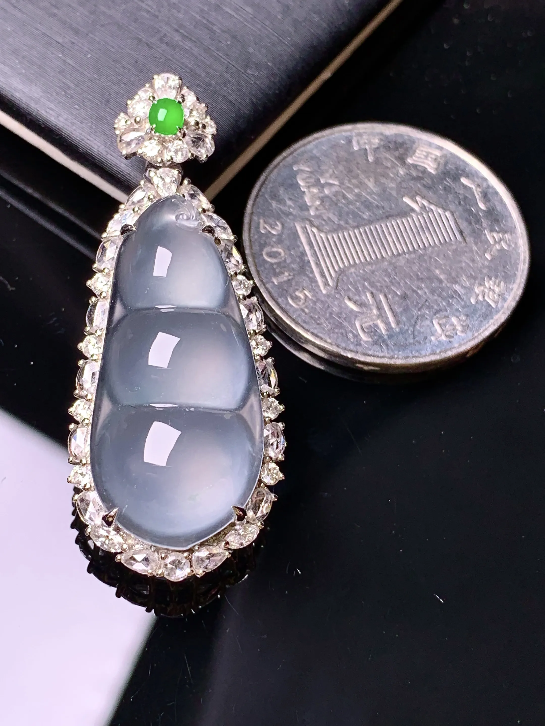 18k金钻镶嵌冰种四季豆吊坠 玉质细腻 色泽清新艳丽 整体尺寸39.5*16.5*9.3