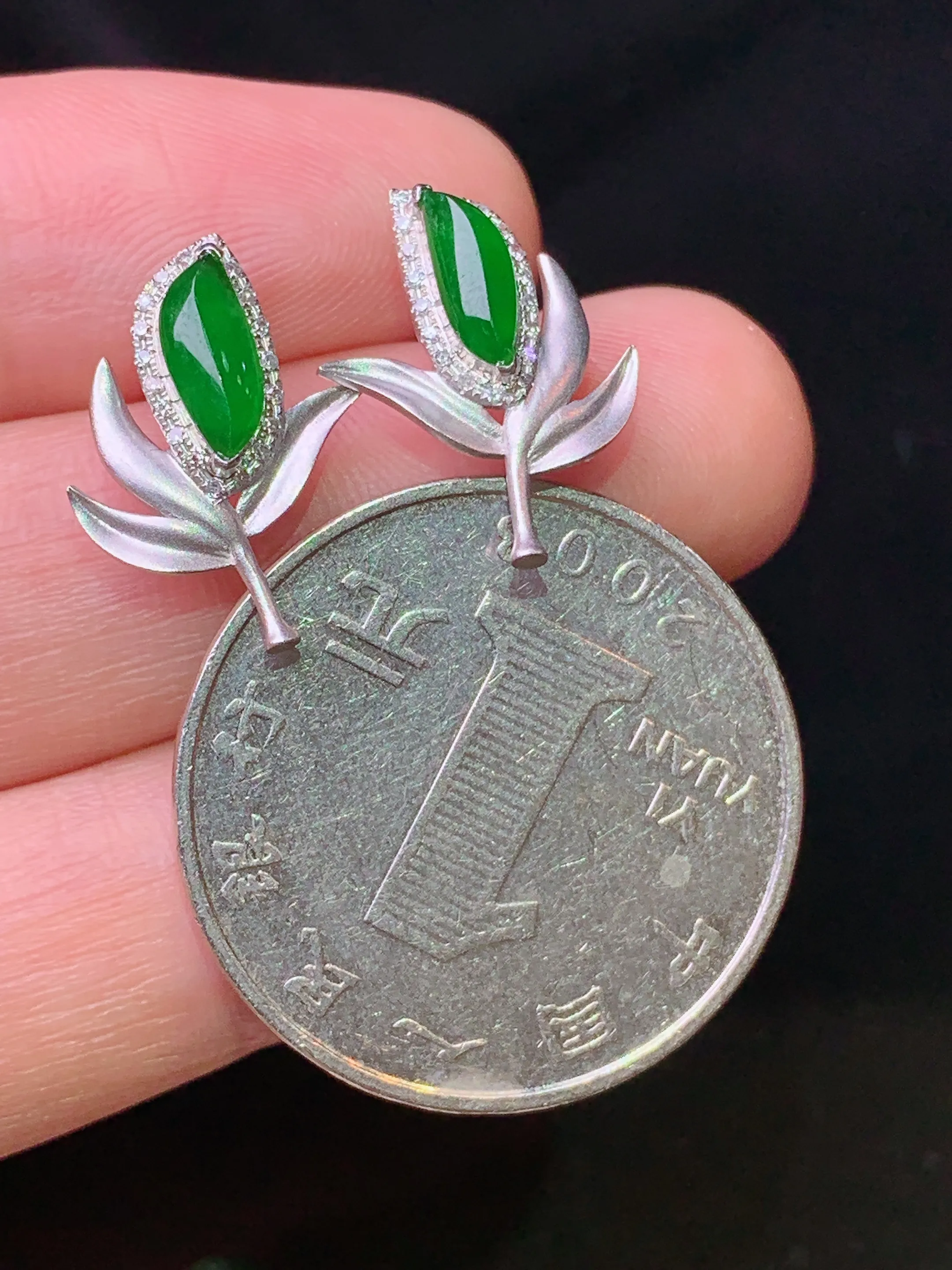 18k金镶嵌满绿随形耳钉 玉质细腻 色泽清新艳丽 整体尺寸16*10.5*2.6