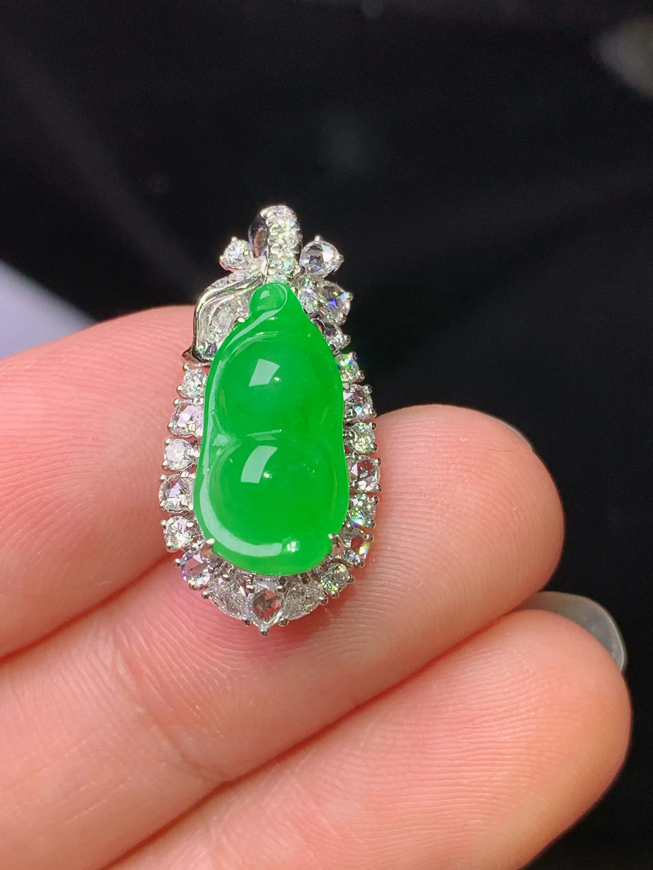 18k金钻镶嵌满绿四季豆吊坠 玉质细腻 色泽清新艳丽 整体尺寸22.5*11*9.3