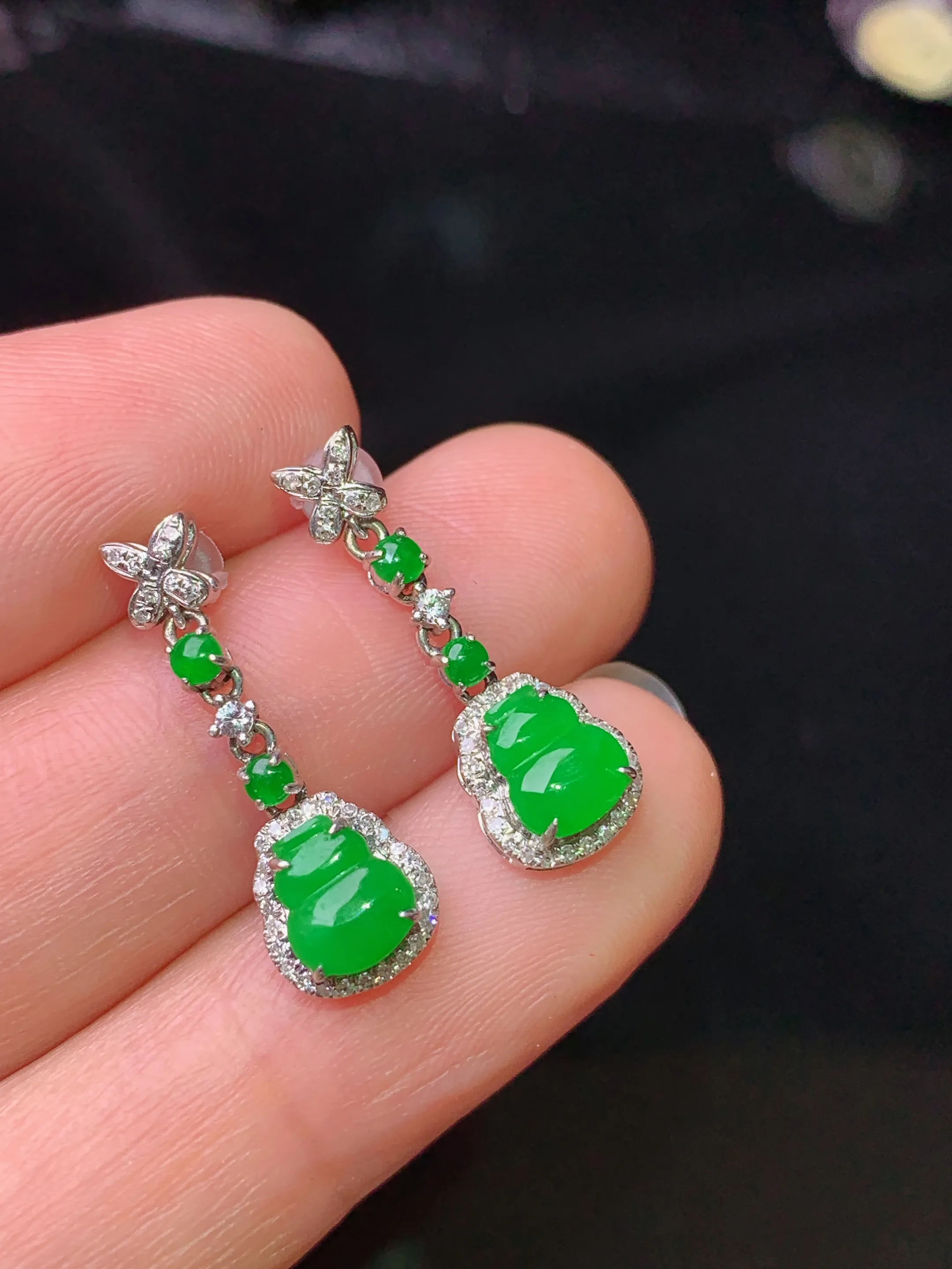 18k金钻镶嵌满绿葫芦耳坠 玉质细腻 色泽清新艳丽 整体尺寸20.8*7*4.6