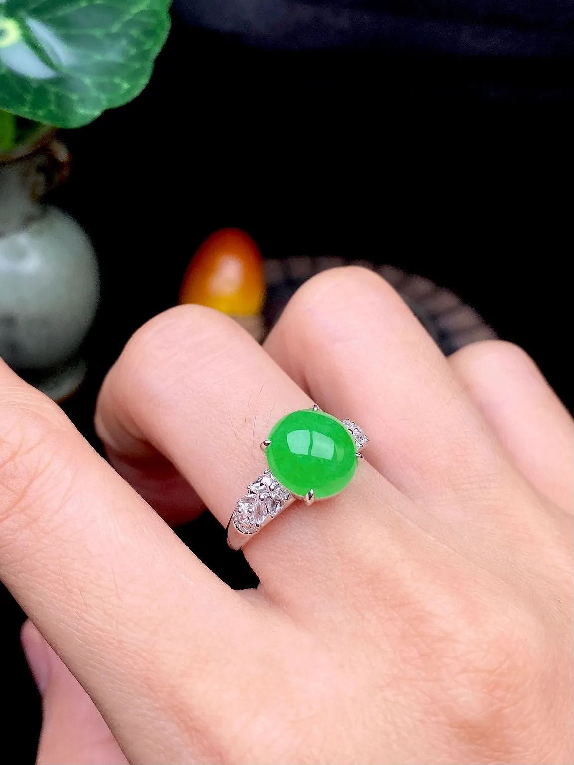 【冰种满绿蛋面戒指】种水色俱全，冰透闪亮，通透感饱满度很好，18k金钻镶嵌，裸石尺寸9.7*9.3*4.2毫米，圈口可改