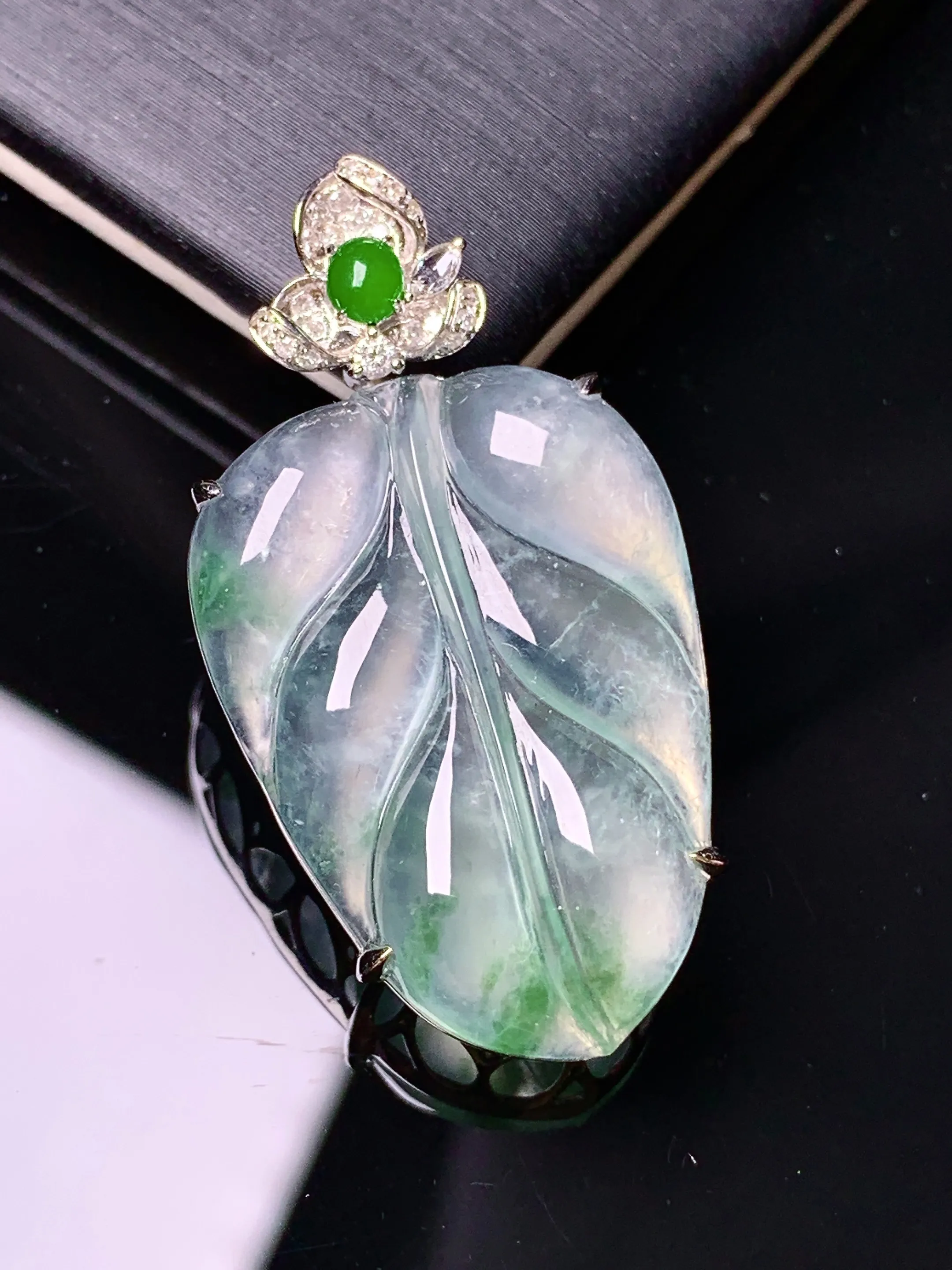 18k金钻镶嵌冰种树叶吊坠 玉质细腻 色泽清新艳丽 整体尺寸36*19*7.2