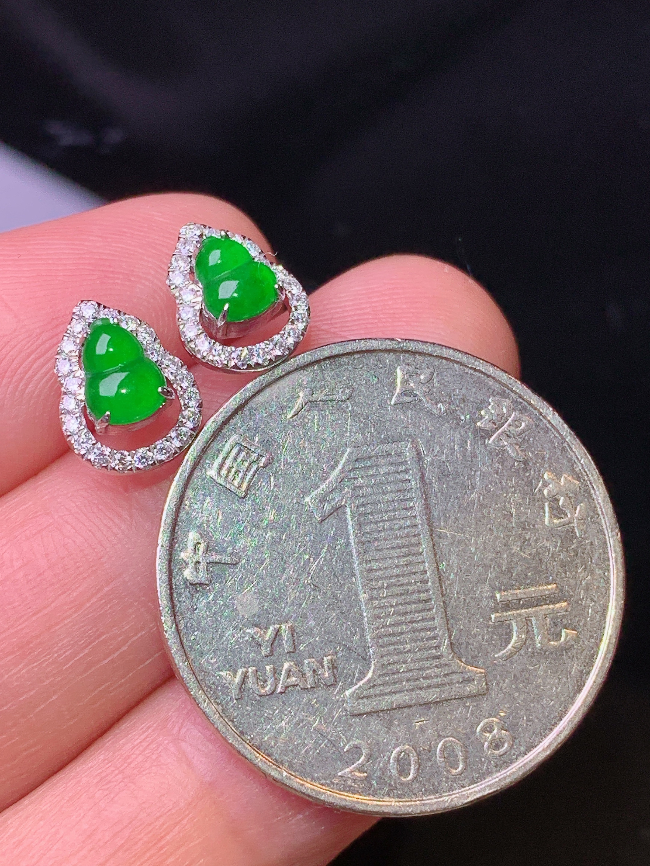 18k金钻镶嵌满绿葫芦吊坠 玉质细腻 色泽清新艳丽 整体尺寸9.6*7.2*3.5