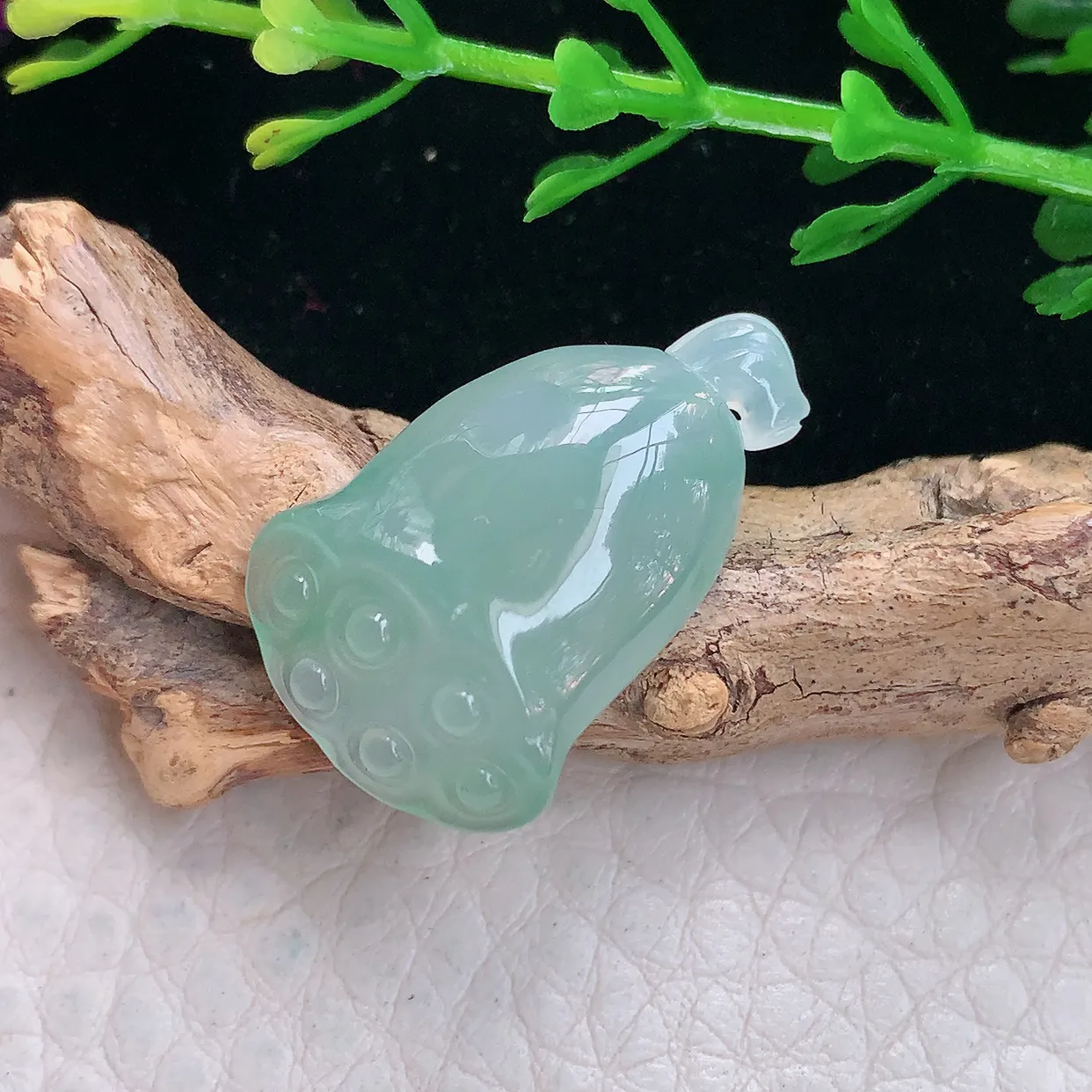 Lz实拍24*15.2*6天然缅甸翡翠冰透莲蓬吊坠 精美小玉坠