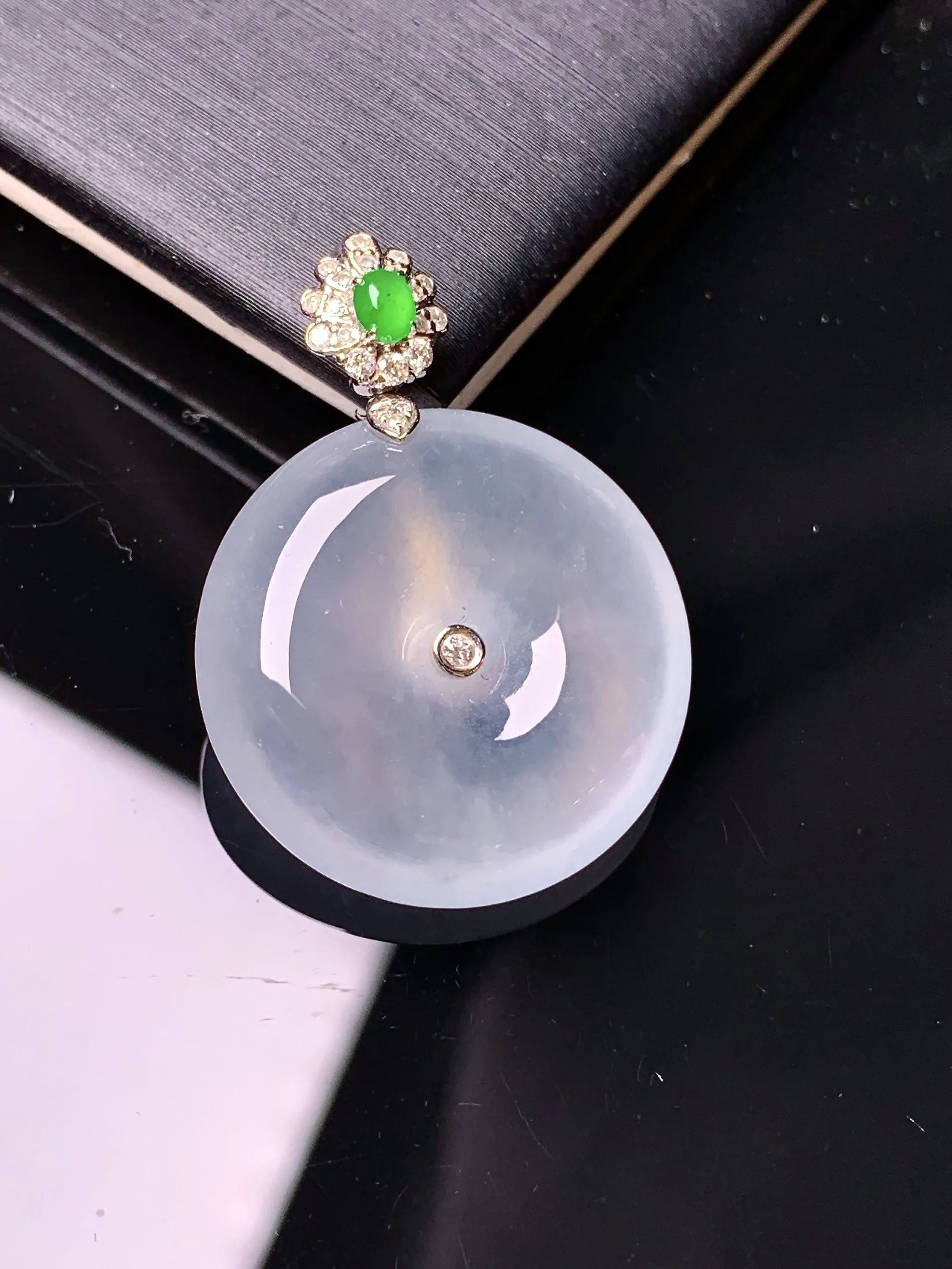 18k金钻镶嵌冰种平安扣吊坠 玉质细腻 色泽清新艳丽 整体尺寸29.5*21.6*6.5