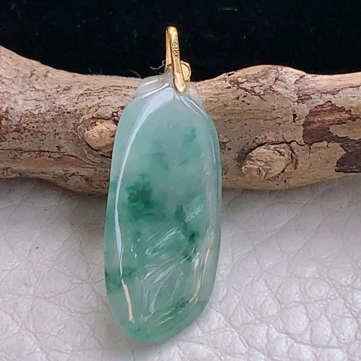 Lz实拍29.2*11.2*5.5天然缅甸翡翠冰飘花福豆吊坠 镶18k金扣四季豆玉坠