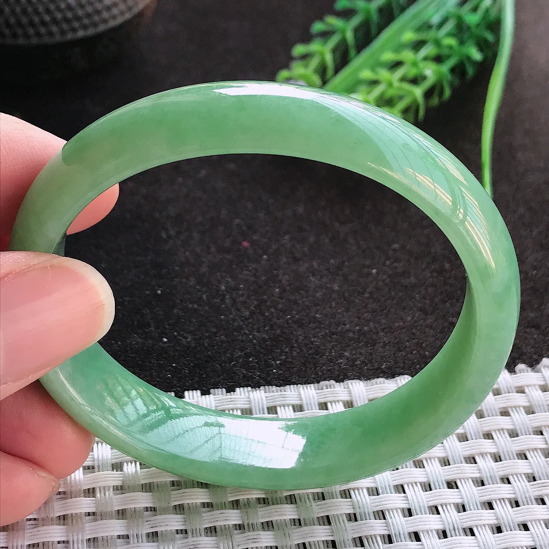 天然A货翡翠55/49/14/6.6老坑精美温润满绿贵妃手镯宽边玉镯