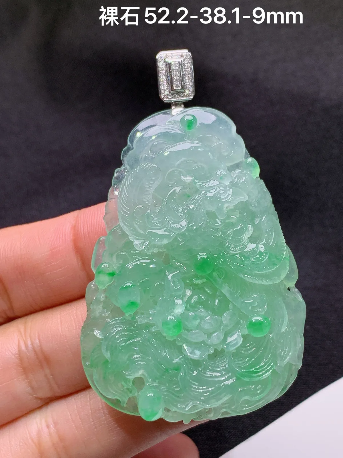 冰飘绿凤凰吊坠，雕工精湛，18k金扣头，冰润细腻，种水足 Hx 尺寸52.2*38.1*9