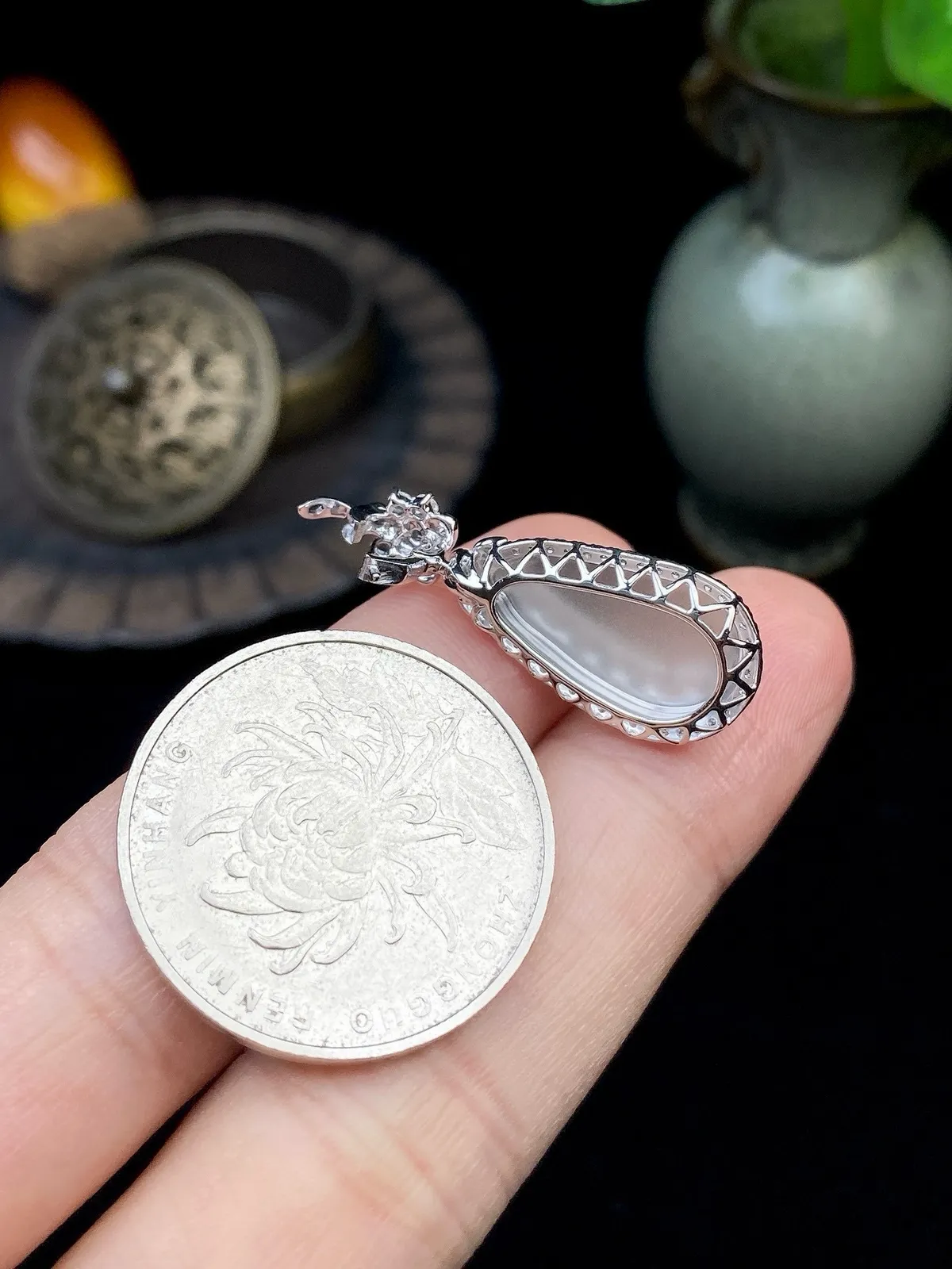 【冰种福豆吊坠】小精品滴流，种地上乘，冰感十足，通透起光，饱满圆润，18k金钻镶嵌，裸石尺寸18.1*12.7*3.6毫米