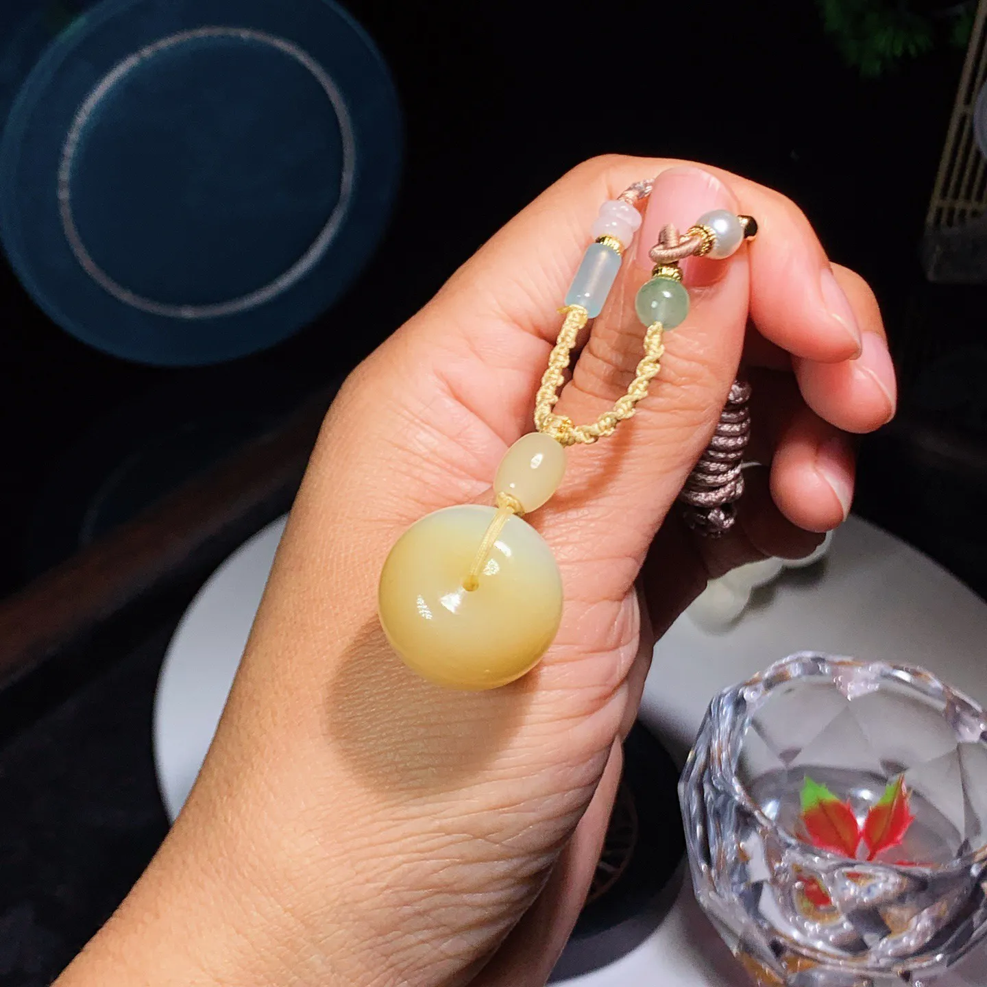 新疆和田玉蜜糖且末糖平安扣挂件。尺寸22/18重18.5克。玉质细腻油润。手推出油。品相大气。lt251218