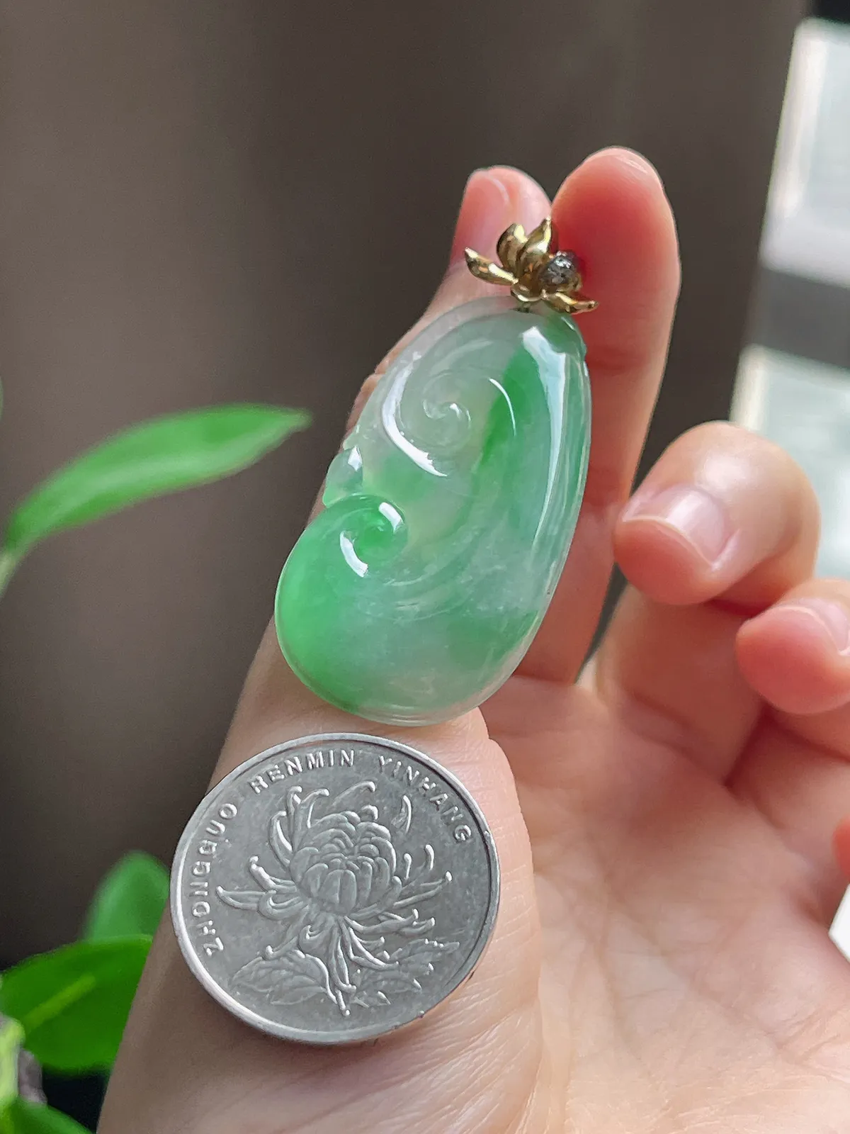 18k金镶嵌翡翠冰糯种飘绿如意