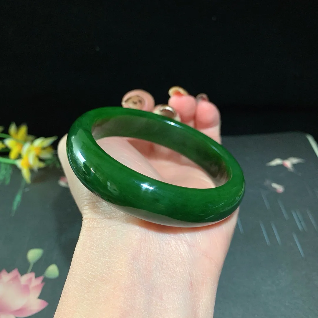 和田玉56.5圈口菠菜绿碧玉宽条手镯！玉质细腻油润 底色纯净 无裂无杂 脂粉好，品质高