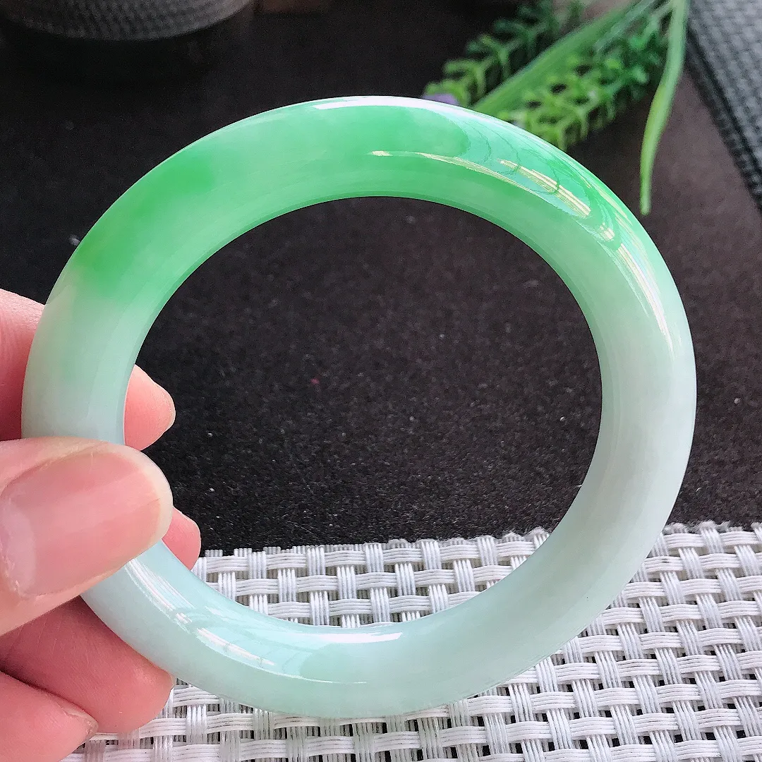 天然A货翡翠55.8/11.2/10.8老坑精美冰润飘阳绿圆条手镯玉镯