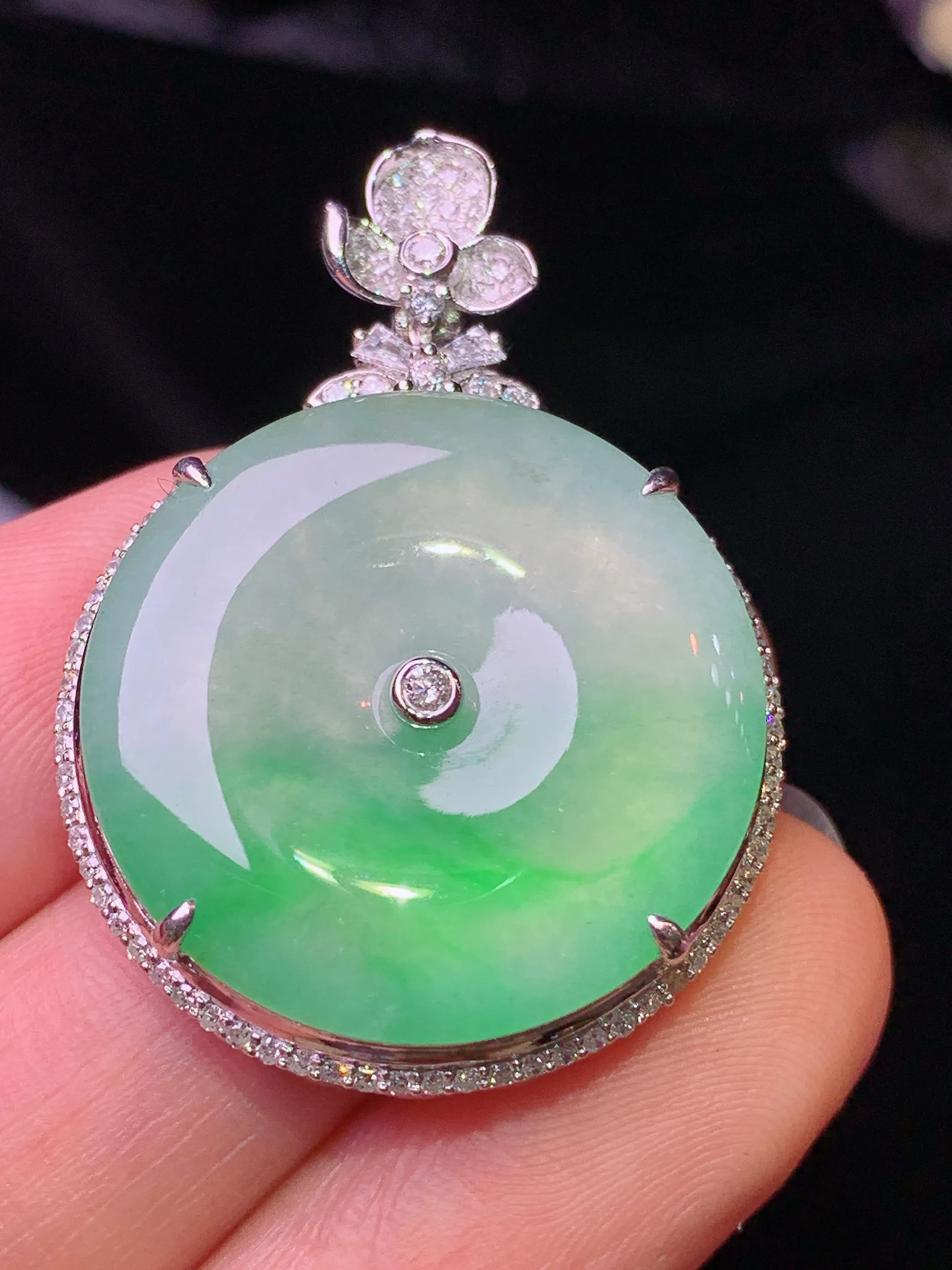 18k金钻镶嵌冰种飘绿平安扣吊坠 玉质细腻 色泽清新艳丽 整体尺寸36.2*25.8*7.2