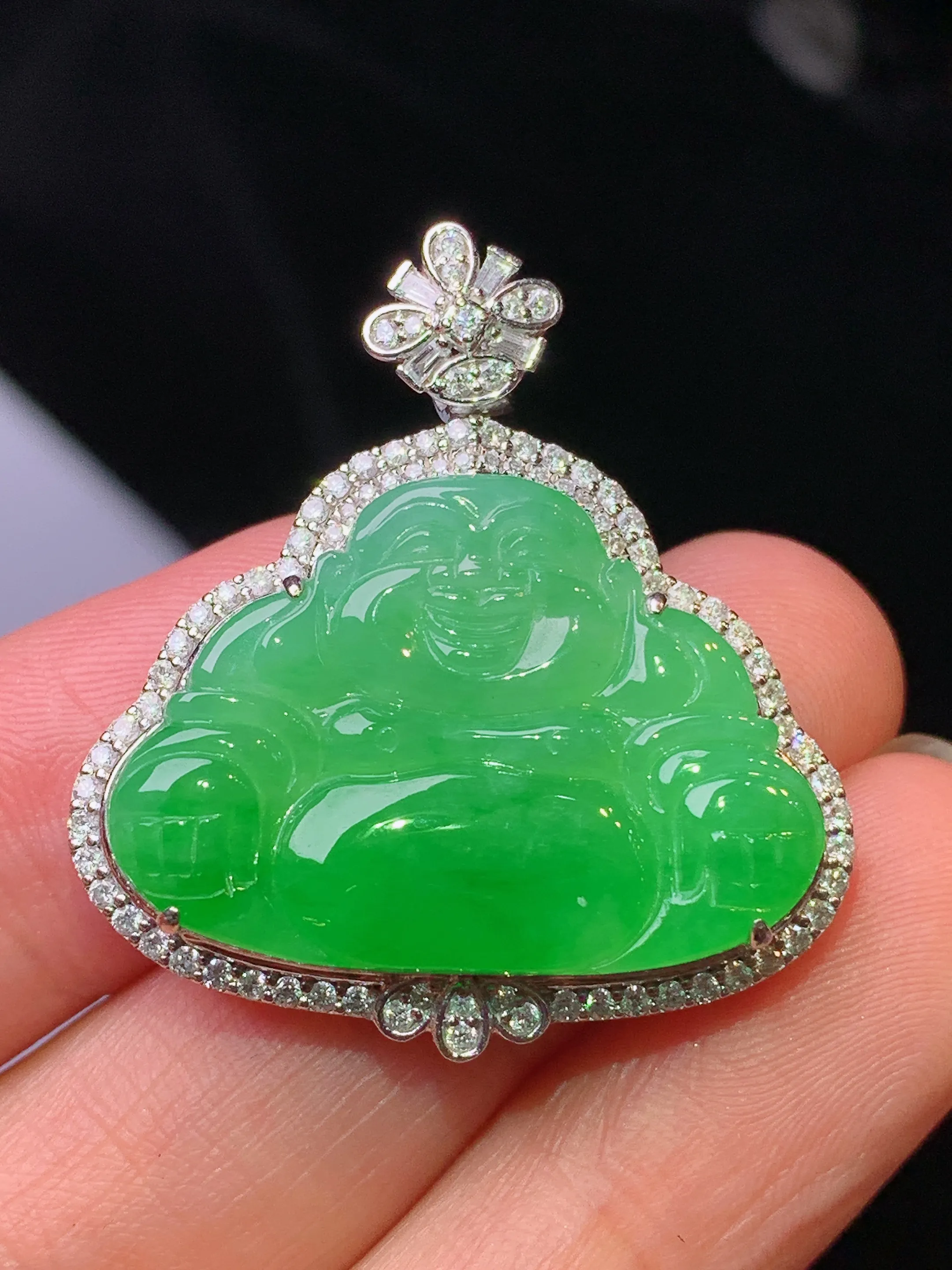 18k金钻镶嵌翠绿佛公吊坠 玉质细腻 色泽清新艳丽 整体尺寸32.5*30*7.5